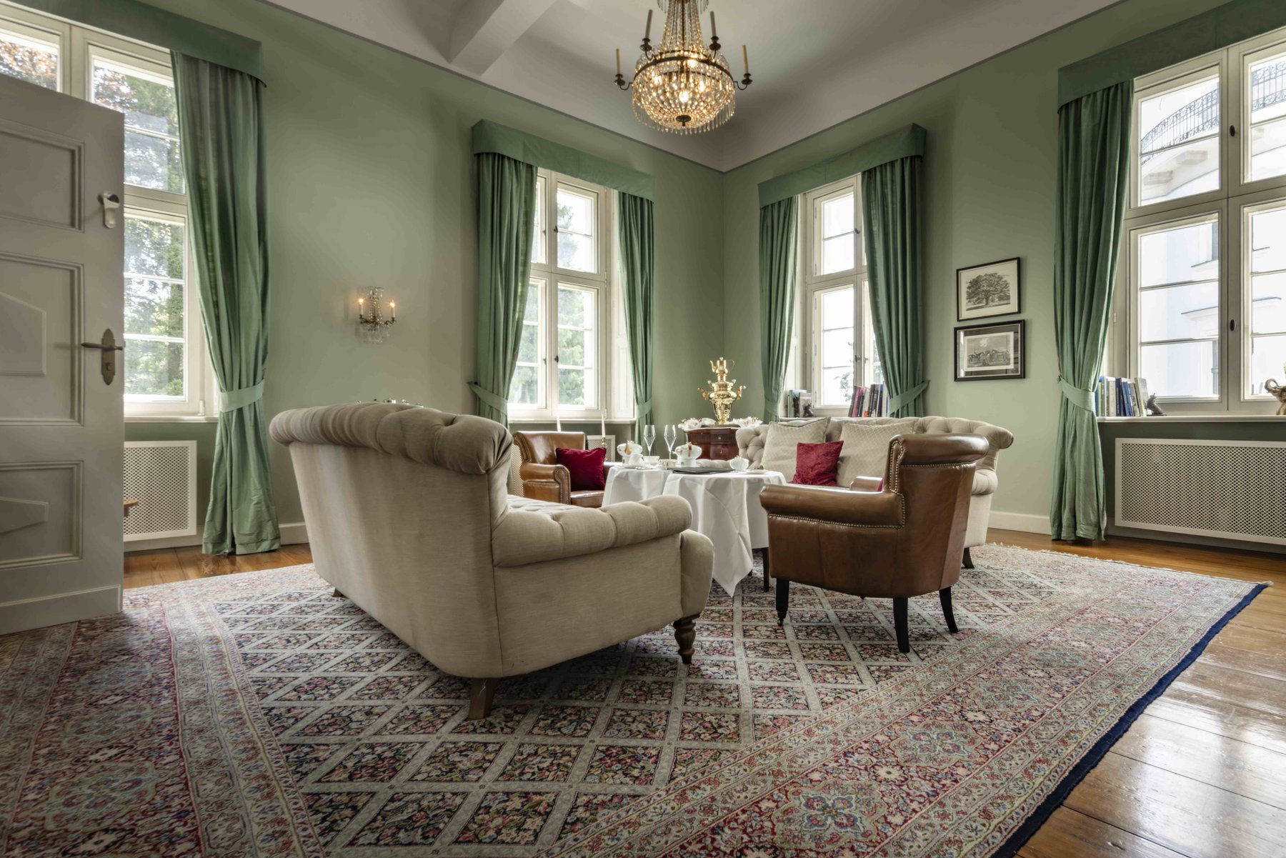 High-End Interior-Fotografie: klassisch-eleganter Salon mit Parkett und Stuckdetails, fotografiert von Kitchenkiss Studio.