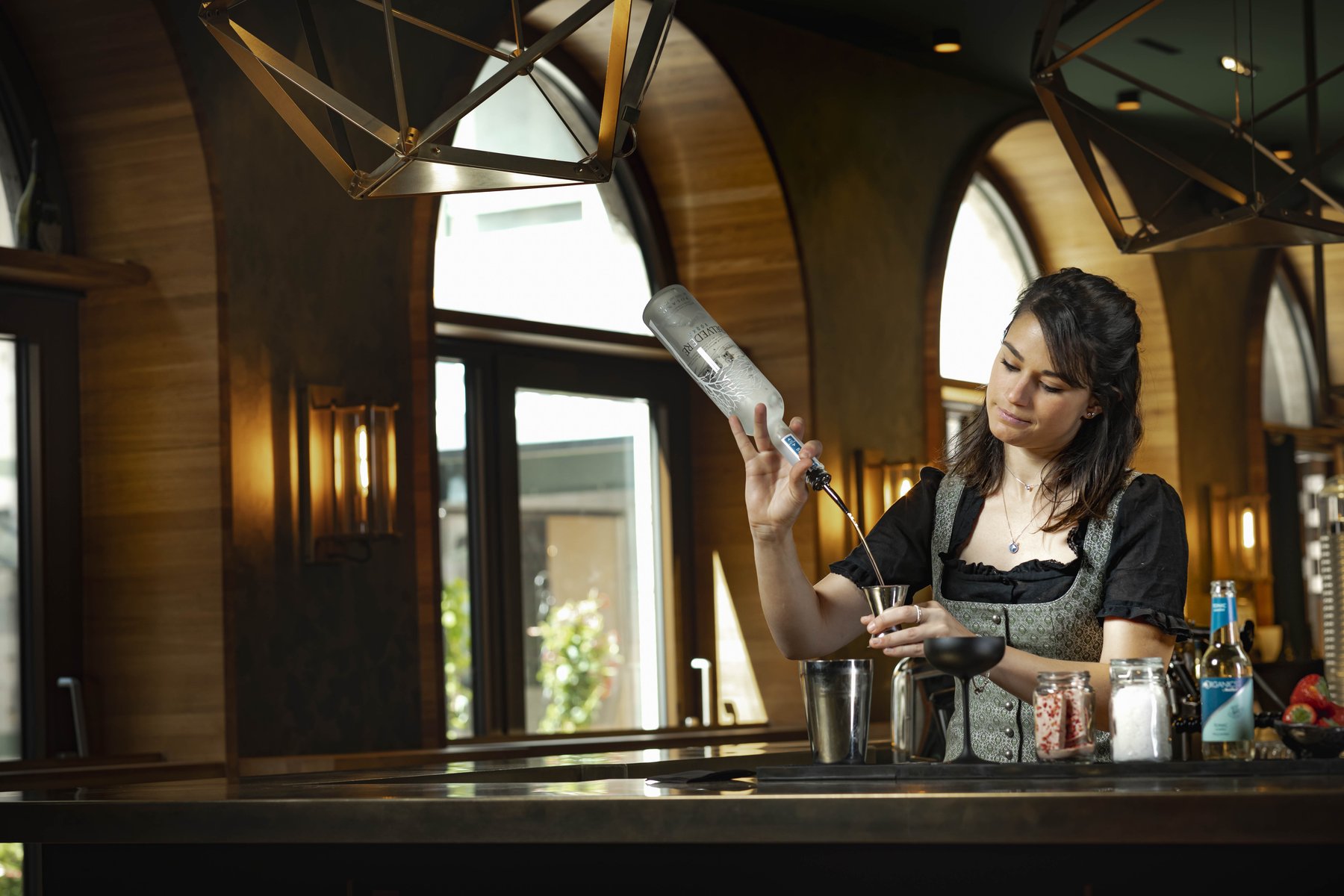 People-Fotografie für die gehobene bayerische Gastronomie: Barkeeperin in Tracht als Symbol für modernen Service und Tradition.
