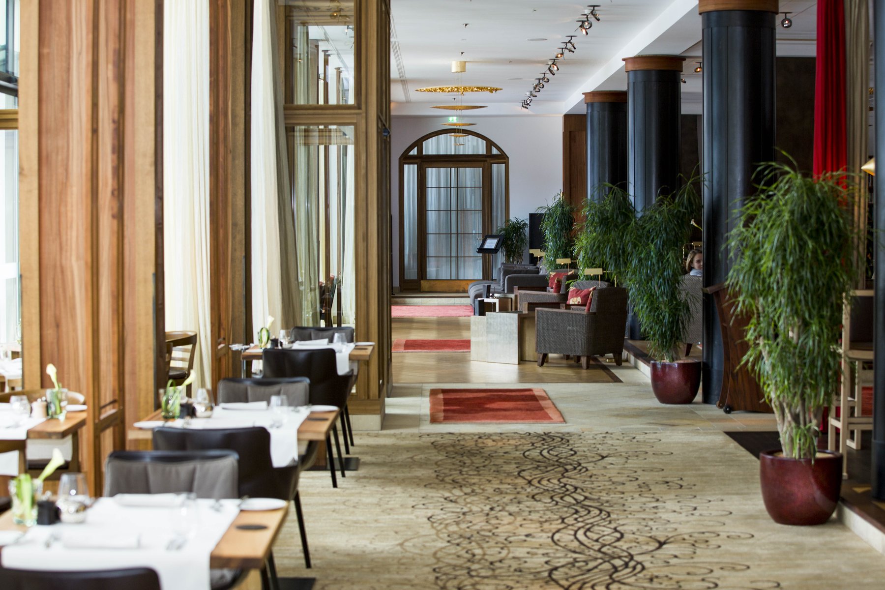 Architektur- und Hotelfotografie: Fluransicht und Übergang zum Gastronomiebereich in einem Luxushotel.