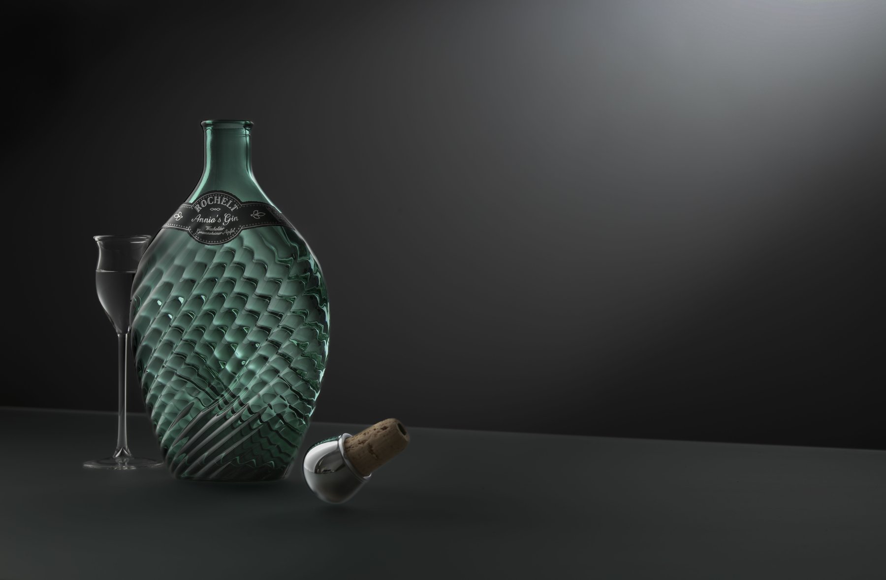 Produktfotografie für hochwertige Spirituosen: Materialität, Glas-Reflektionen und edles Packaging-Design.