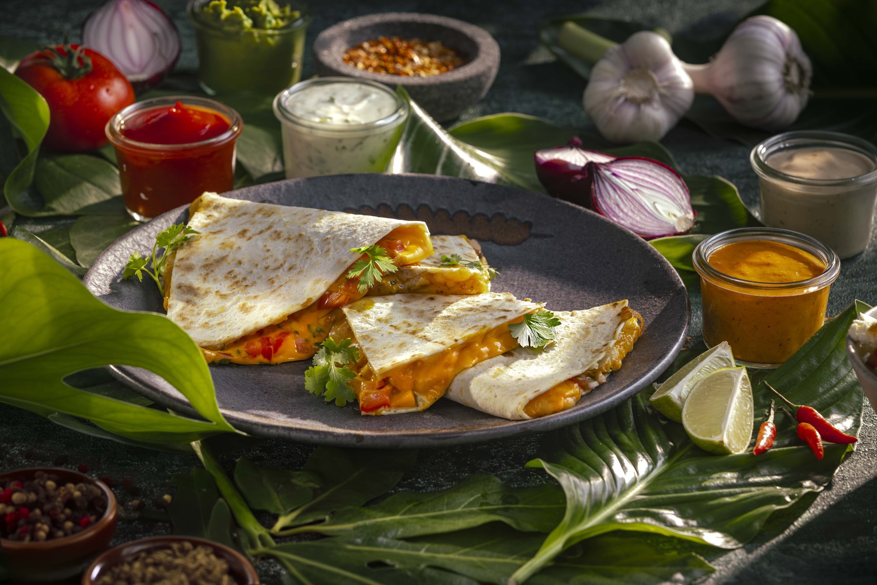 Herzhafte Quesadillas auf dunklem Steinzeug – Foodfotografie