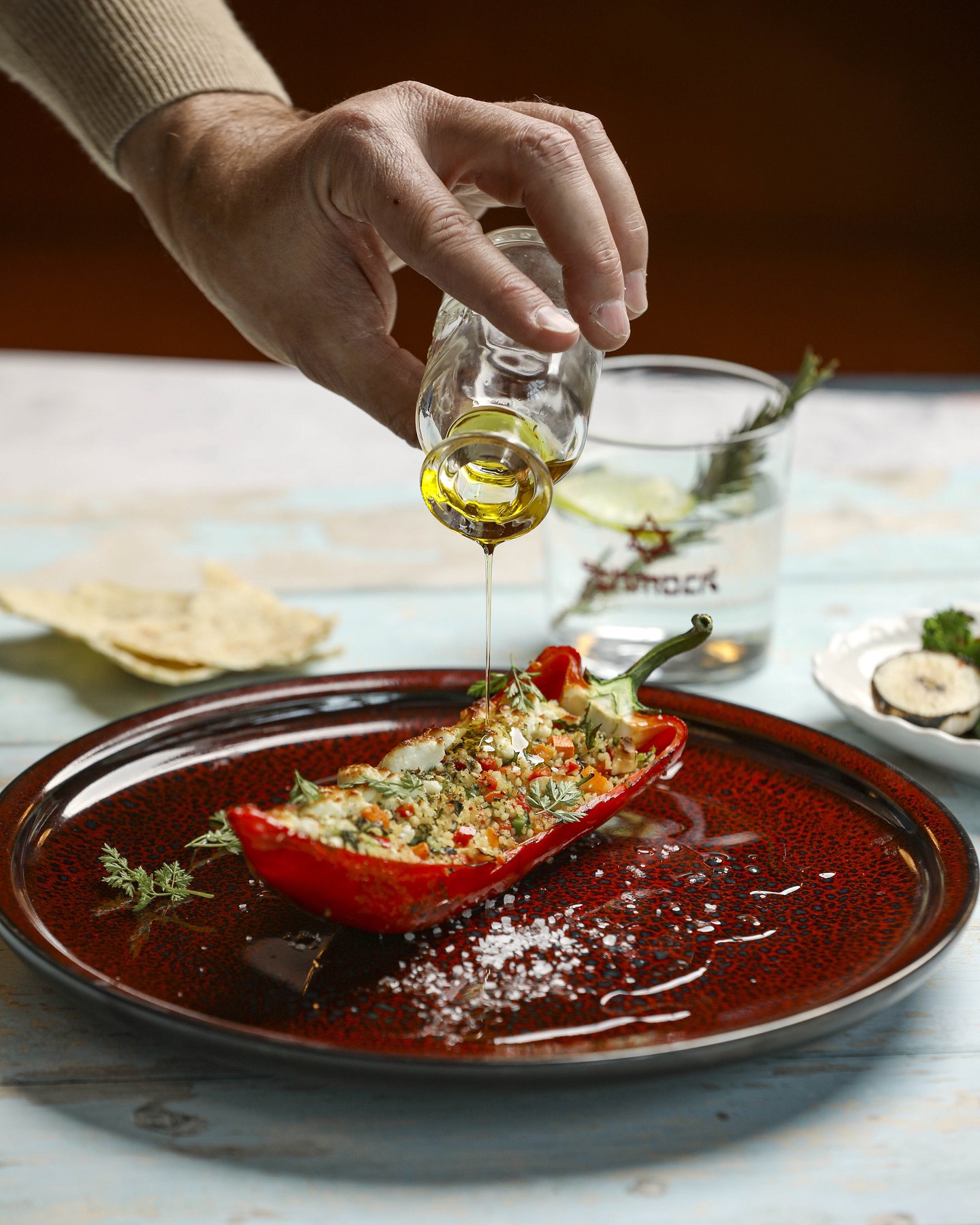 Rustikales Gericht handwerklich inszeniert – Rustikale Food-Fotografie von Kitchenkiss – haptische Untergründe, Altholz-Ästhetik, perfectly unperfect.
