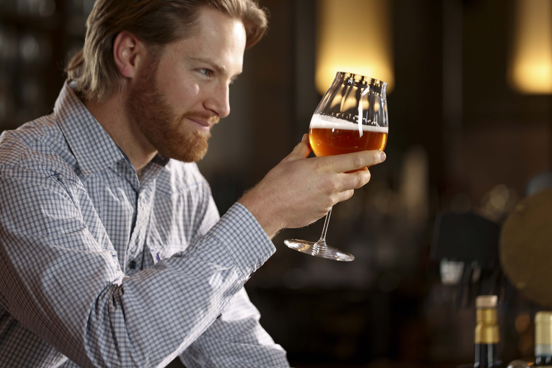 Fachspezifische Fotografie: Sommelier bei der Qualitätsprüfung – Fokus auf Expertise und Genusskultur.