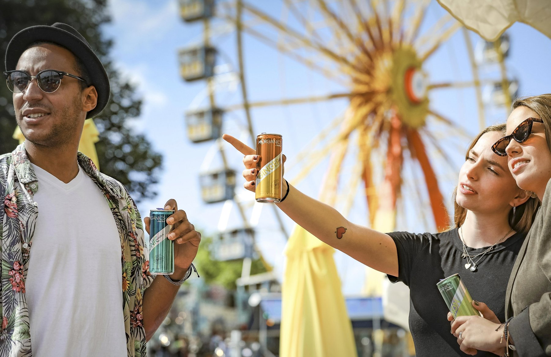 Junge Leute mit Red Bull Dosen auf einem Urban Event – Lifestyle-Fotografie