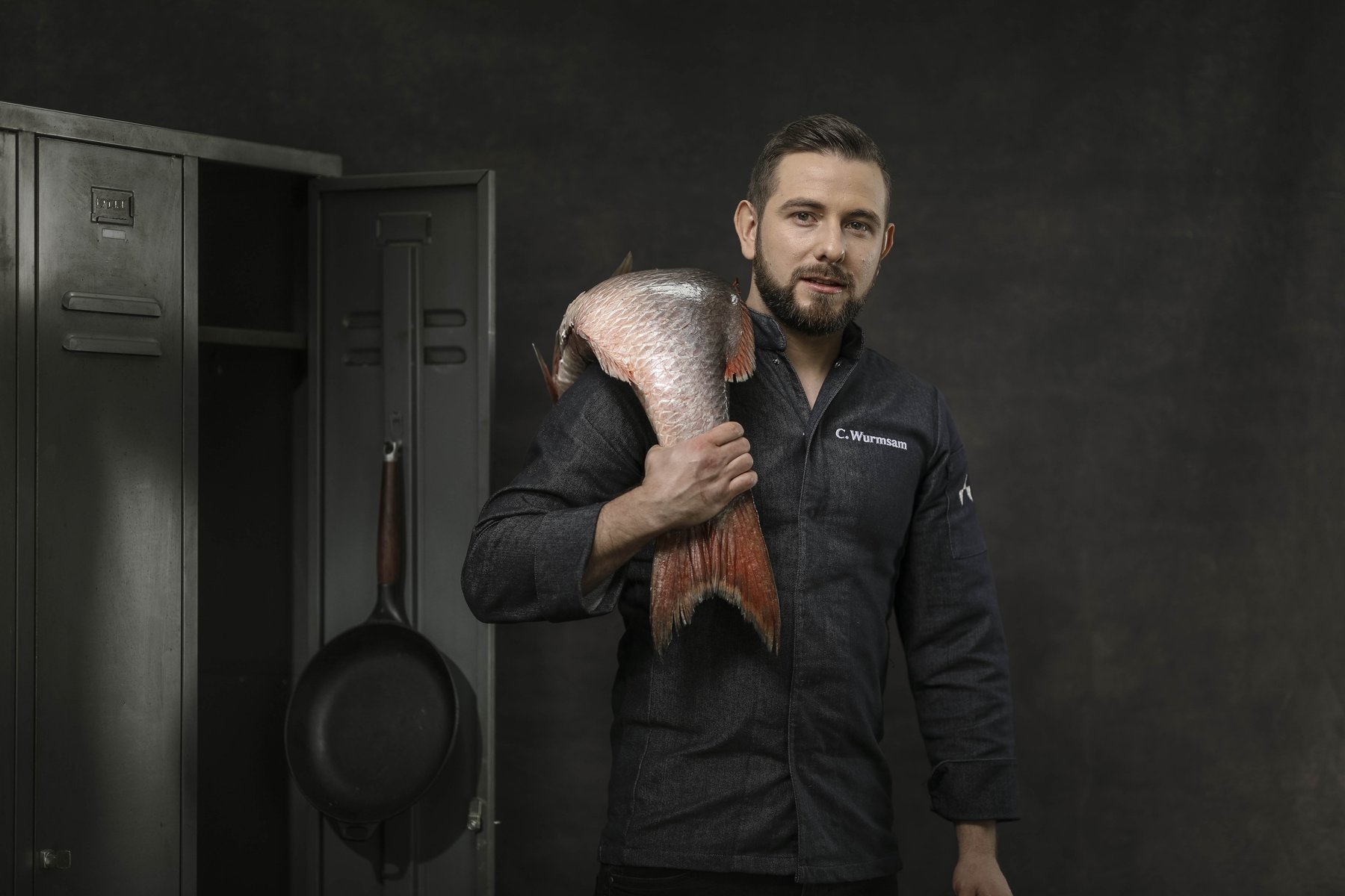 Professionelles Porträt-Shooting für Köche: charaktervolle Darstellung eines Küchenchefs für exklusives Gastro-Marketing.