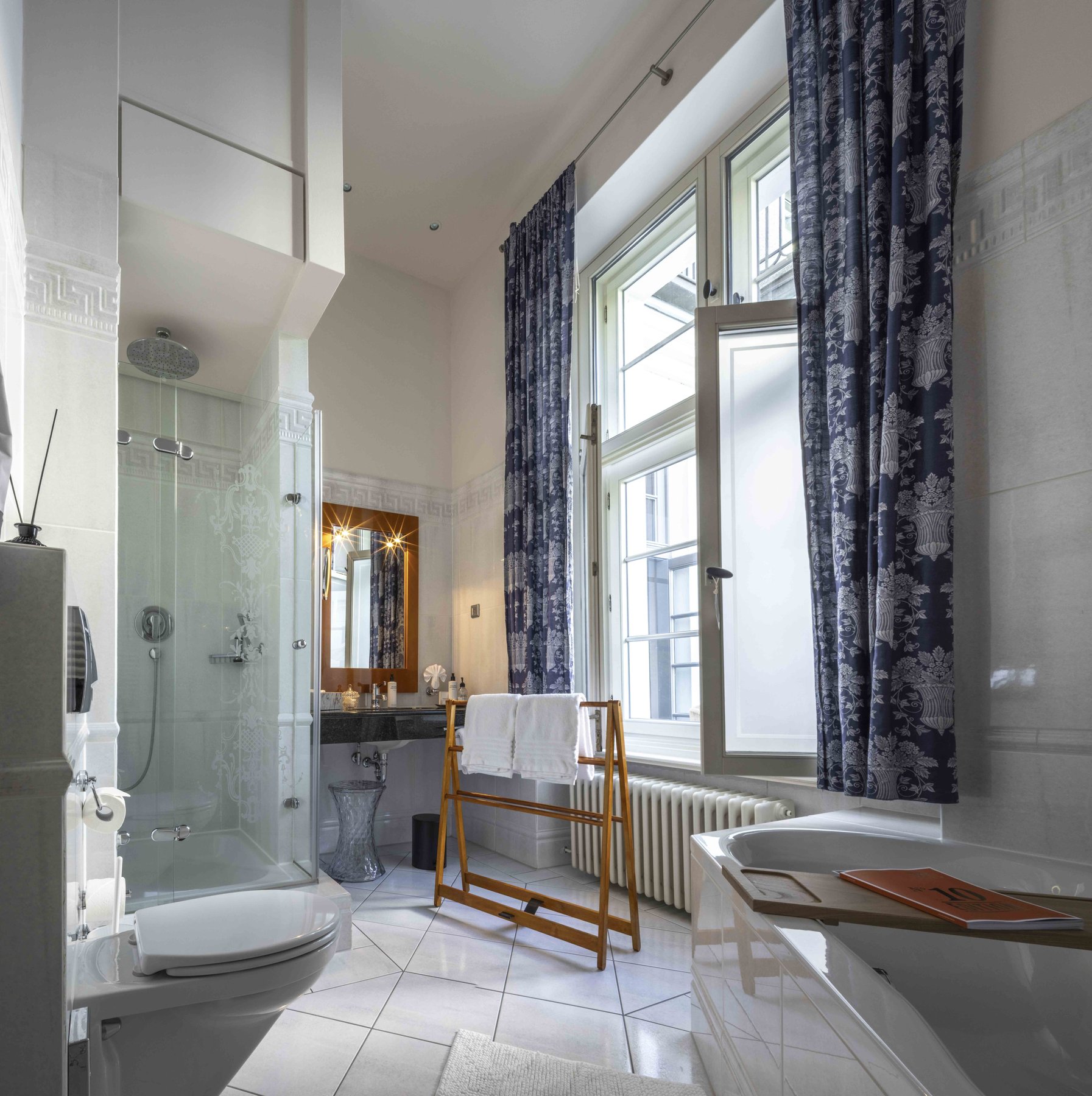 Hochwertiger Raum stimmungsvoll fotografiert – Stimmungsvolle Interieur- und Hospitality-Fotografie von Kitchenkiss – Atmosphäre, Licht und Design für Hotels und Gastronomie.