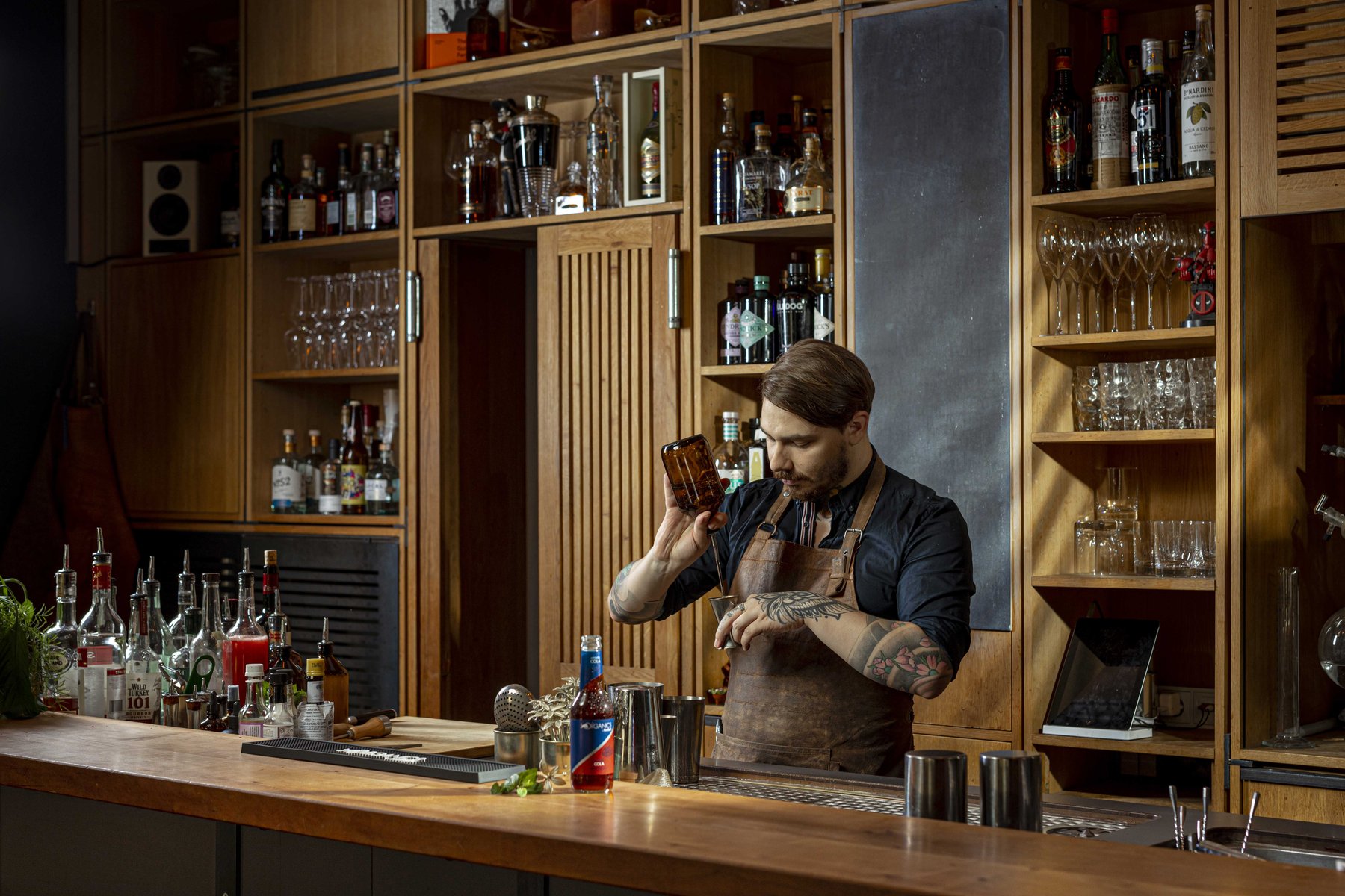 Professionelle Bar-Fotografie: Barkeeper-Porträt in Action – Fokus auf Handwerk und Beverage-Expertise.