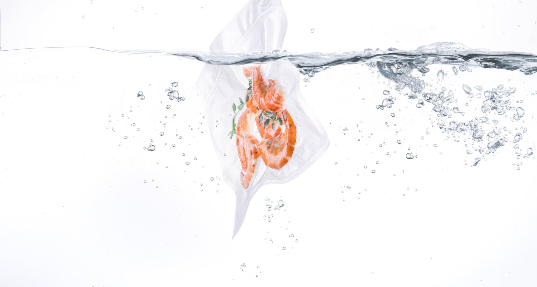 Unterwasser-Aufnahme von Garnelen beim Sous-Vide-Garen – spezialisierte Foodfotografie, Technik und Innovation.