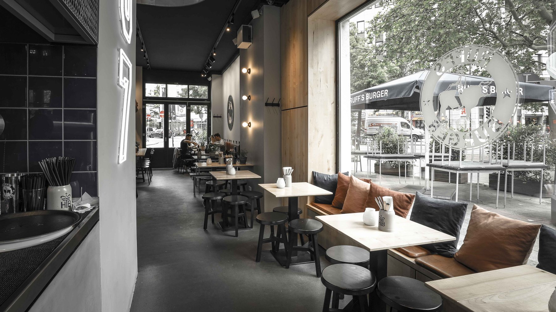 Professionelle Restaurantfotografie: modernes Interieur-Design in der Systemgastronomie mit Fokus auf Licht und Raumwirkung.