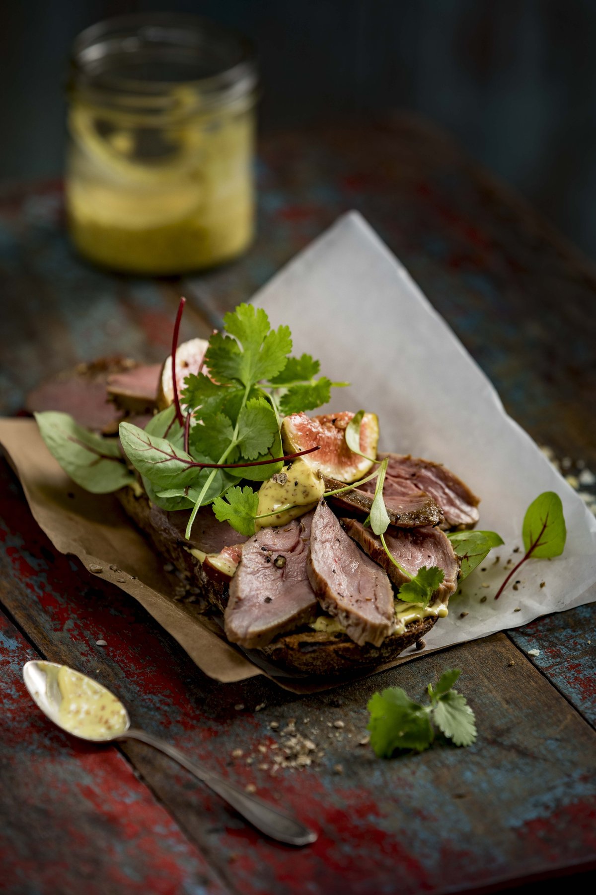Rustikales Gericht mit natürlichem Set-Design – Rustikale Food-Fotografie von Kitchenkiss – haptische Untergründe, Altholz-Ästhetik, perfectly unperfect.