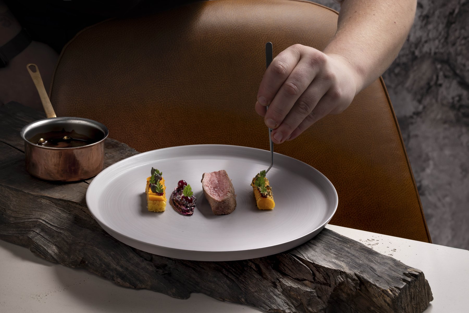 Elegantes Gericht der Sterneküche – hochwertige Foodfotografie, Anrichtekunst.