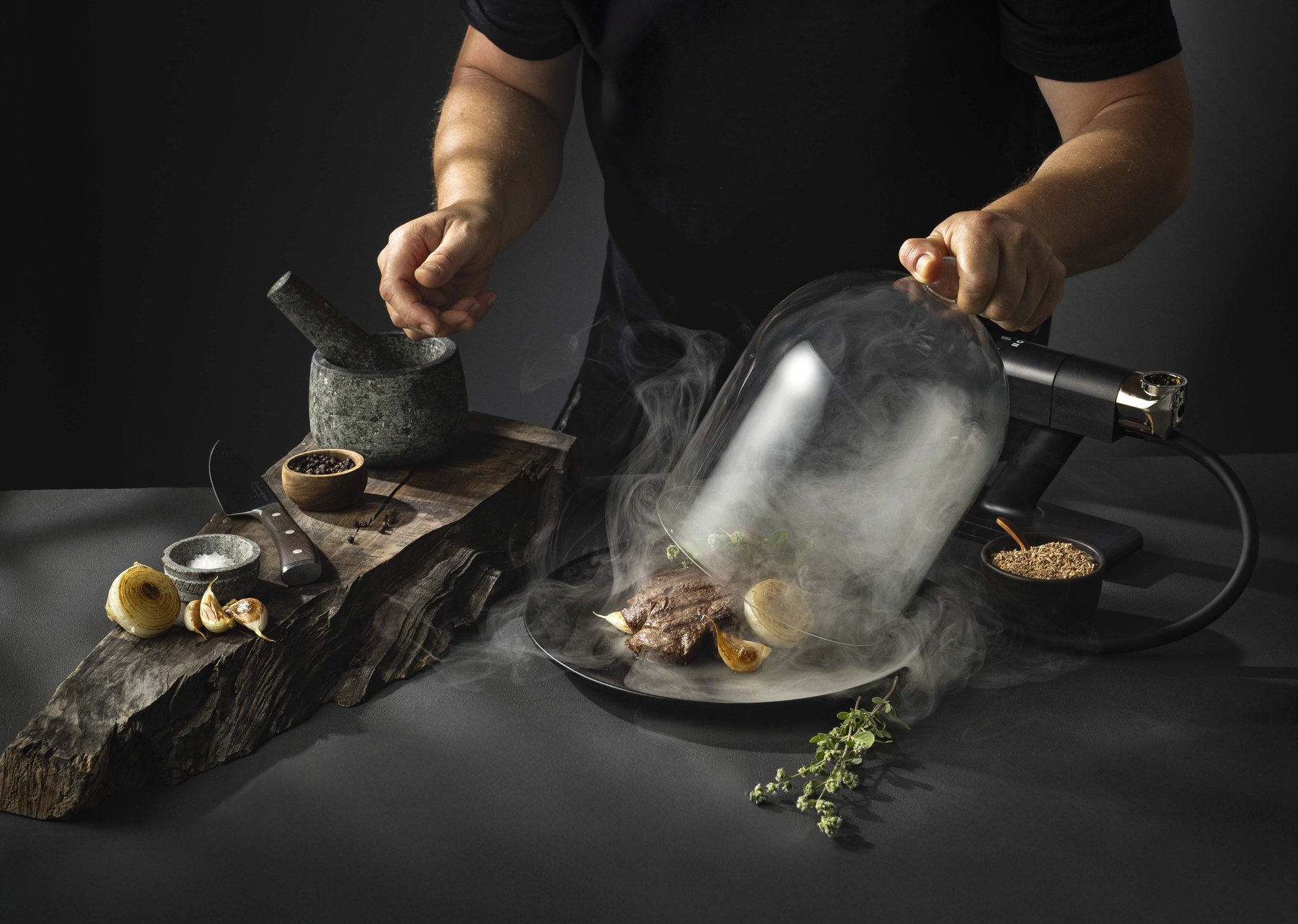 Artistische Inszenierung mit Räucherglocke und Raucheffekt – kreative Foodfotografie