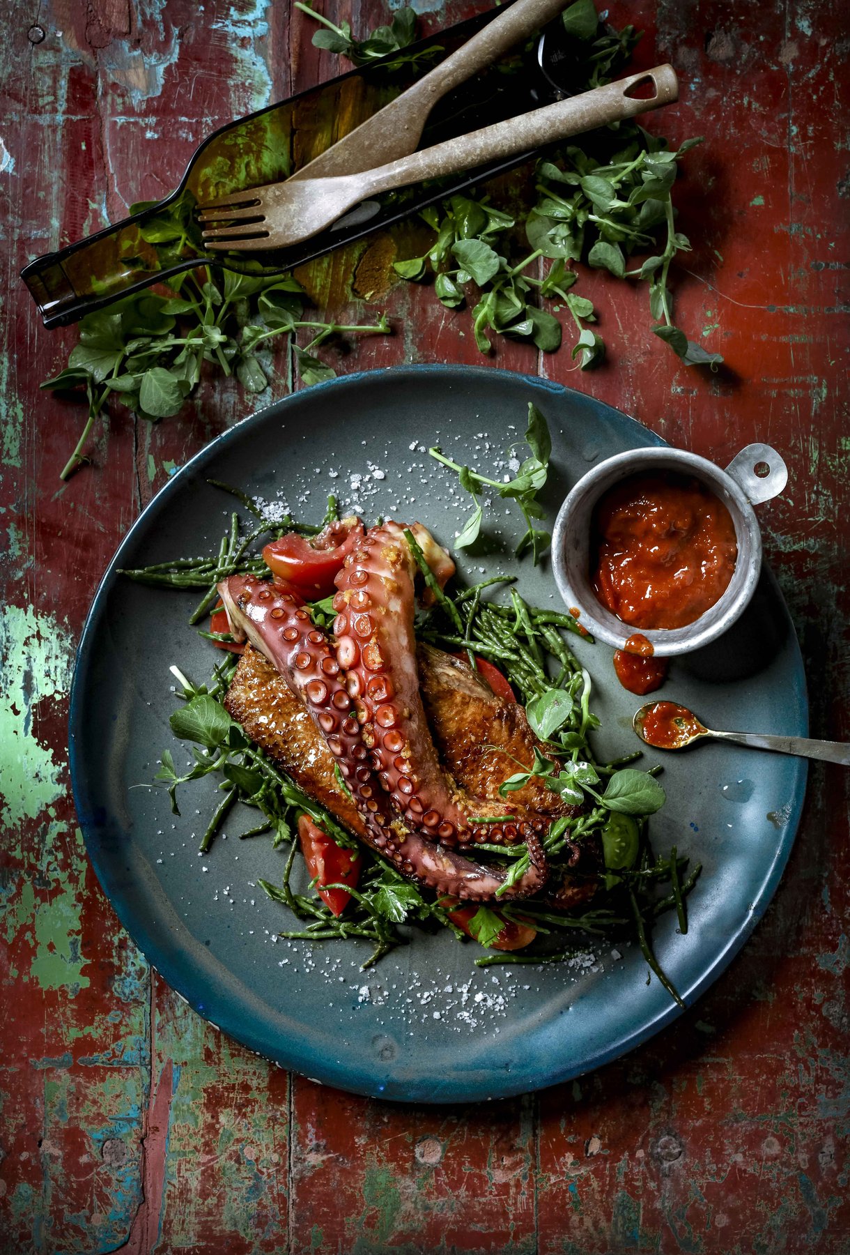Streetfood-Inszenierung auf einem Skateboard – kreative Gastronomie-Werbefotografie, urbaner Lifestyle.