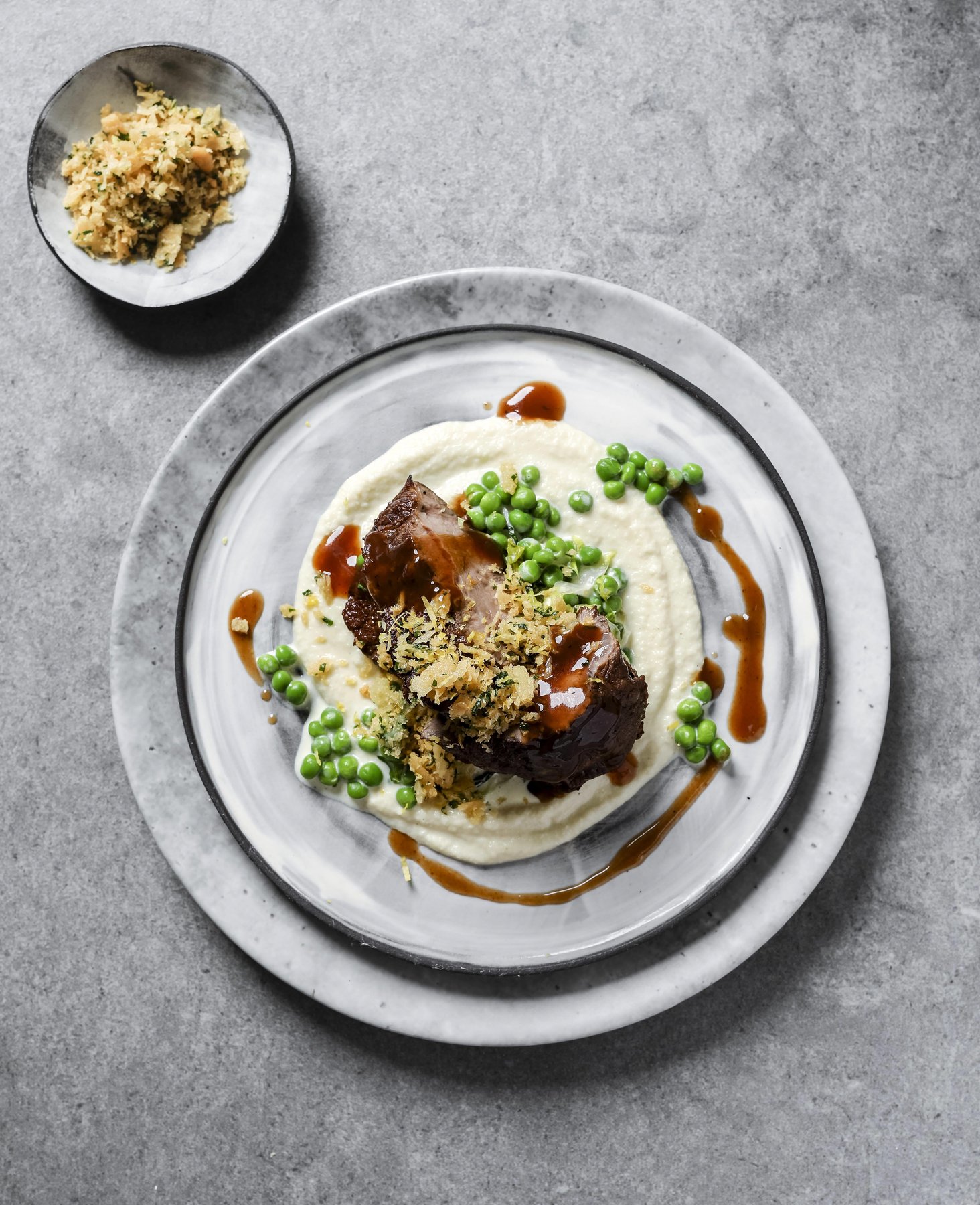 Rustikales Food-Set-Design mit Tableware – Rustikale Food-Fotografie von Kitchenkiss – haptische Untergründe, Altholz-Ästhetik, perfectly unperfect.
