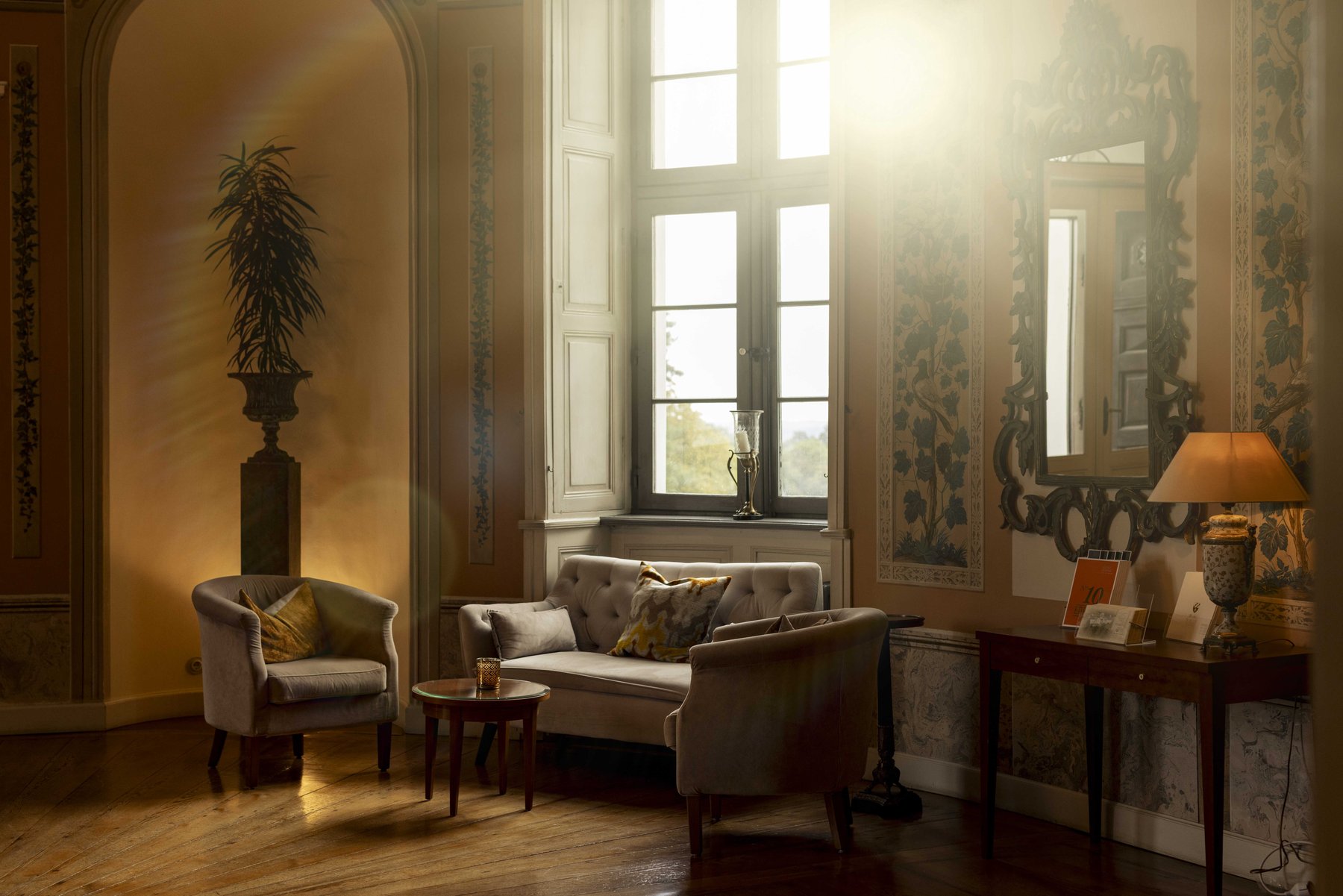 Eleganter Raum atmosphärisch inszeniert – Stimmungsvolle Interieur- und Hospitality-Fotografie von Kitchenkiss – Atmosphäre, Licht und Design für Hotels und Gastronomie.