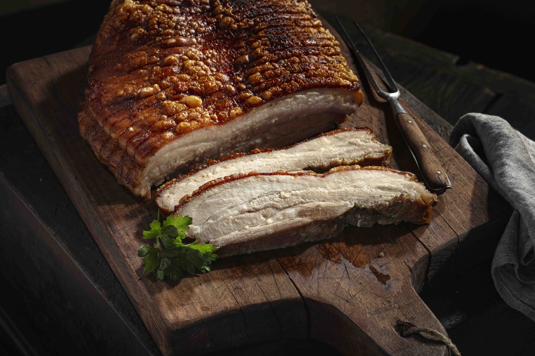 Gastronomie-Fotografie für bayerische Küche: rustikaler Krustenbraten und Schmorgerichte – bürgerliches Handwerk.
