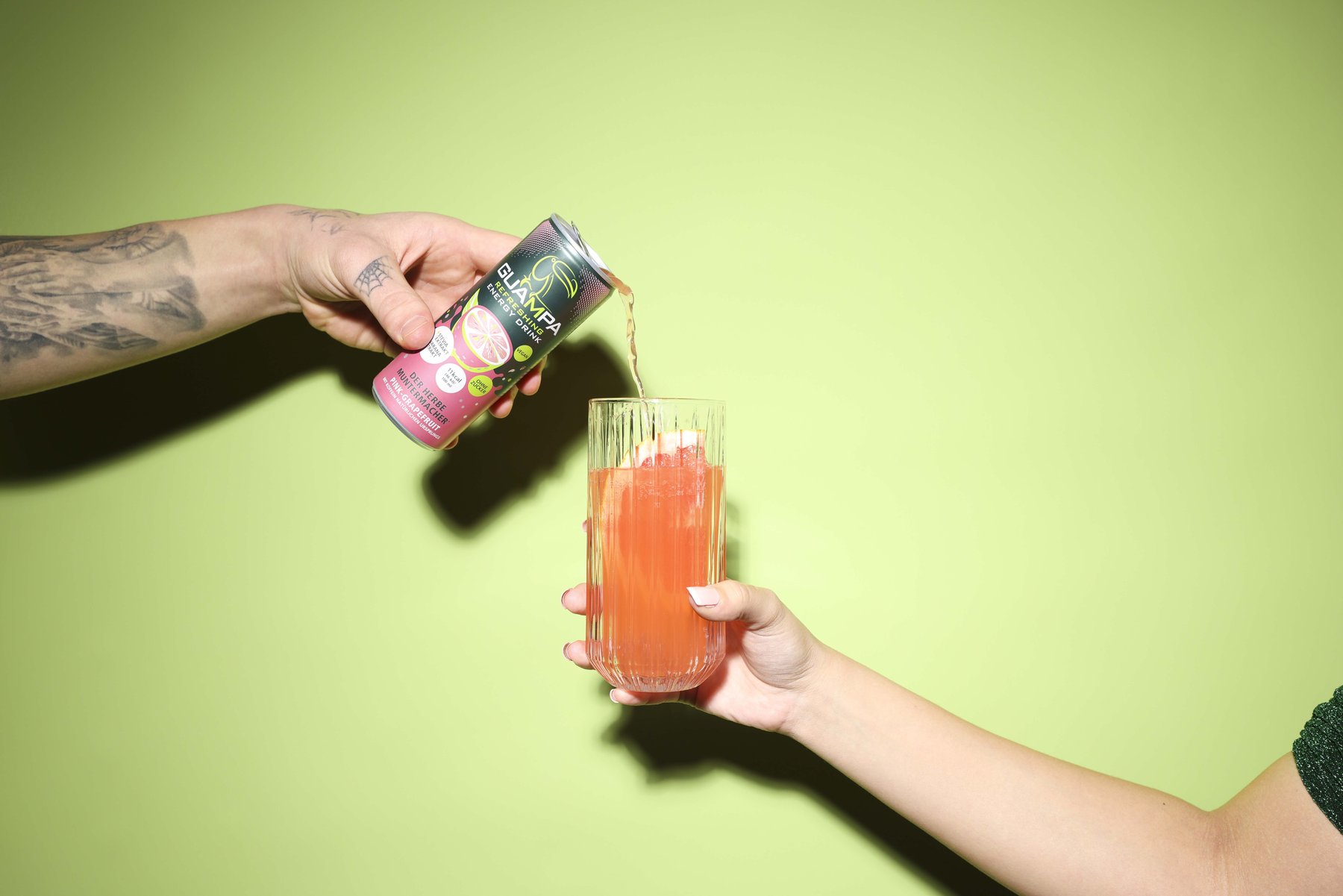 Dynamischer Pouring-Shot beim Einschenken von Guampa Energy