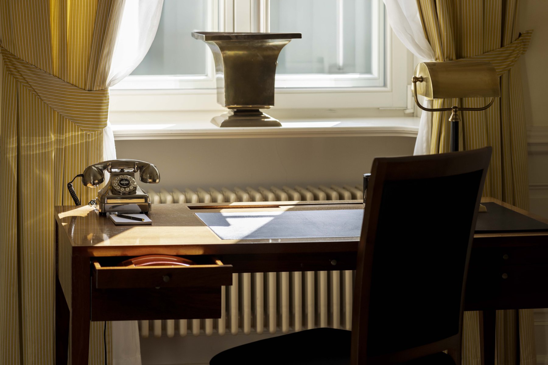 Stilllife-Fotografie Hotel: historischer Arbeitsplatz mit antikem Telefon und klassischem Licht-Setup – Kitchenkiss Studio.
