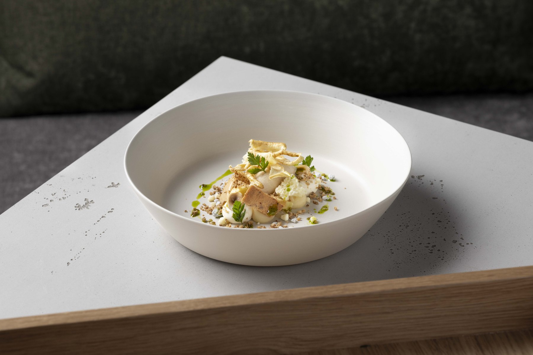 Kunstvoll angerichteter Teller der Sterneküche – High-End Foodfotografie mit Fokus auf Detail und Präzision.
