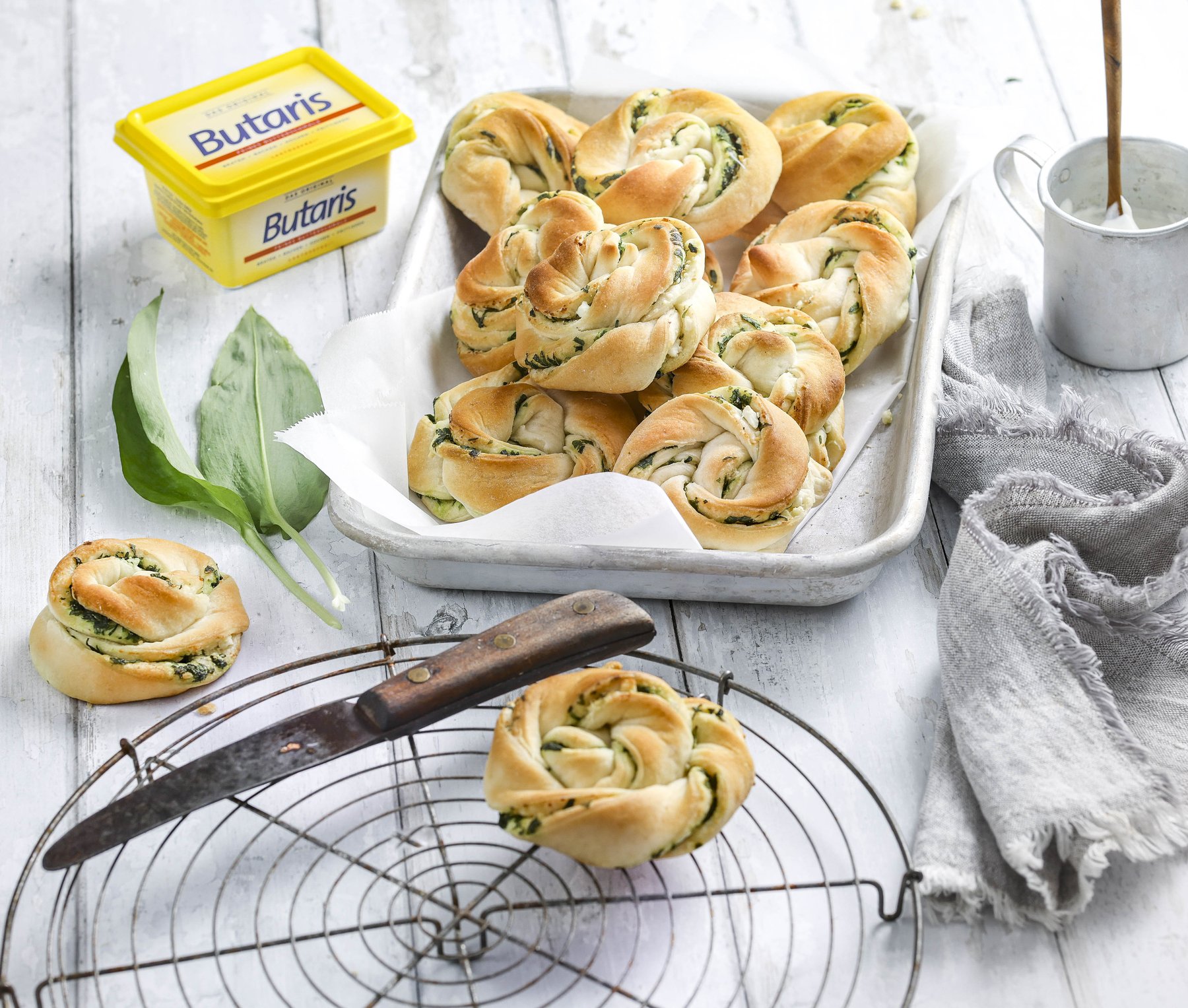 Kommerzielle Food-Fotografie: Integration von Markenprodukten in authentische Rezept-Szenen für Werbekampagnen.