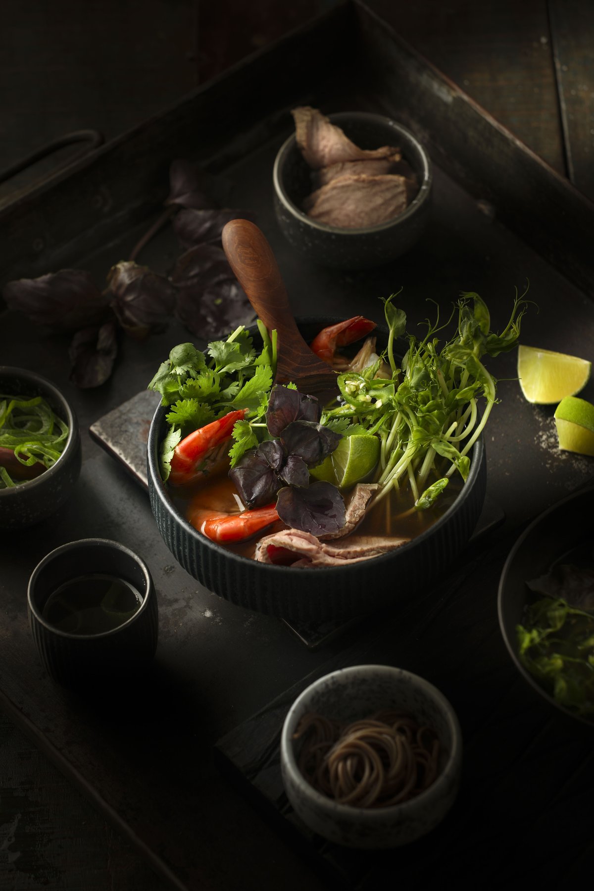 Rustikales Food-Styling mit natürlichen Texturen – Rustikale Food-Fotografie von Kitchenkiss – haptische Untergründe, Altholz-Ästhetik, perfectly unperfect.