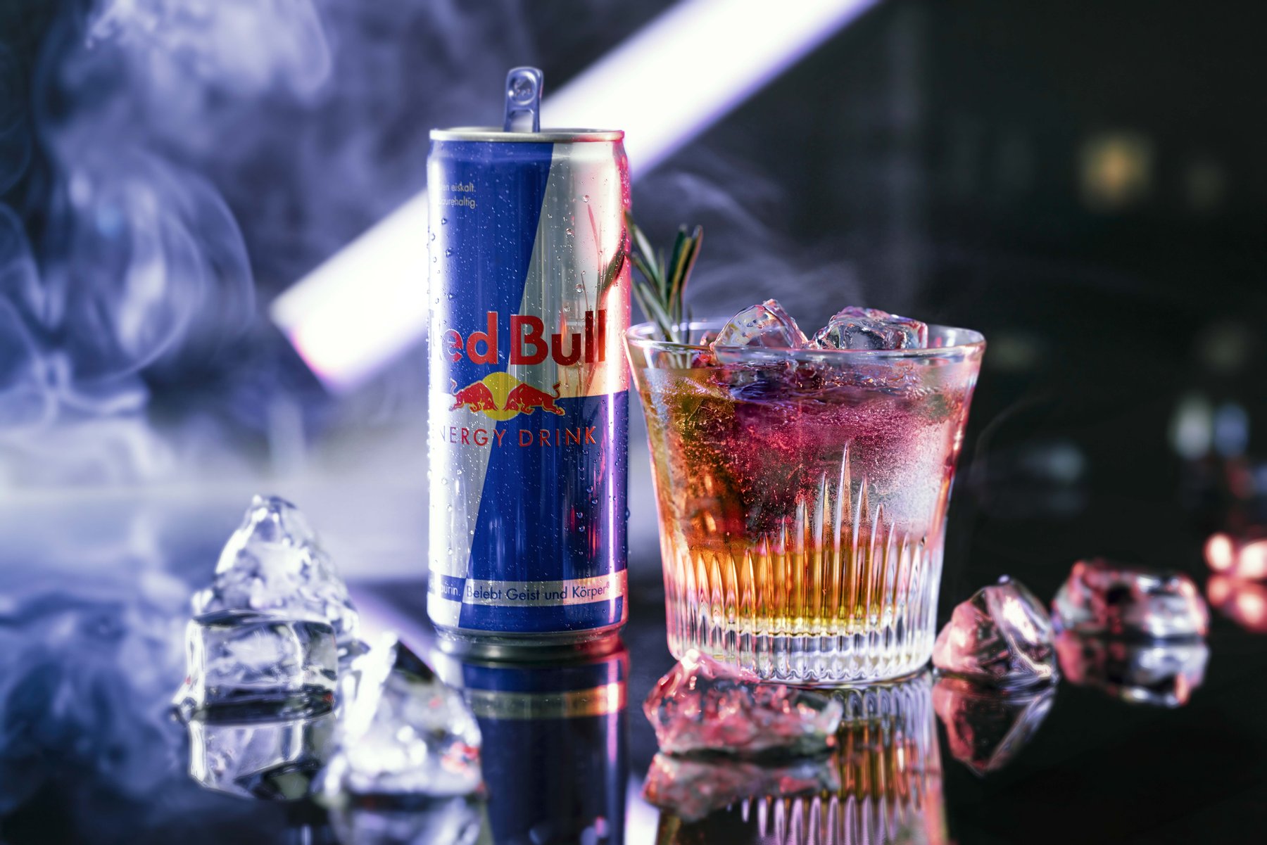 Red Bull Winter Edition mit Raucheffekten und Neon-Licht – kreative Getränkefotografie