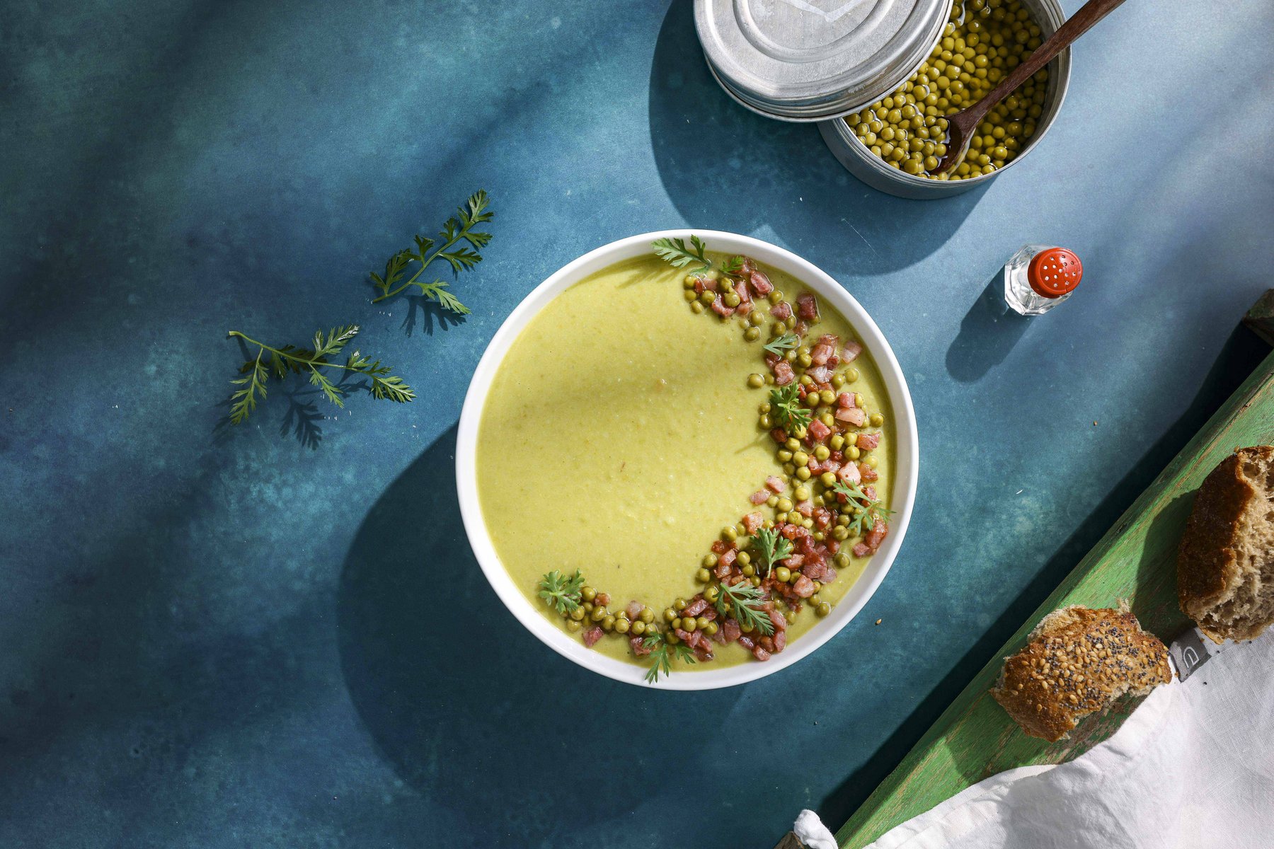 Gesundes Gericht natürlich fotografiert – Helle, frische Food-Fotografie von Kitchenkiss – Clean Eating, Tageslicht, natürliche Ästhetik.