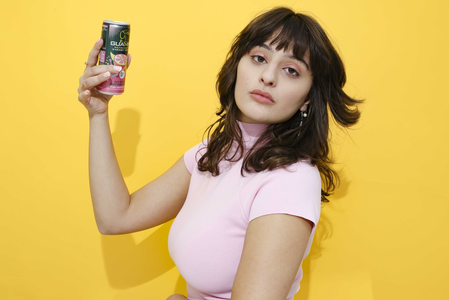 Modernes Portrait einer jungen Frau mit Guampa Energy Dose