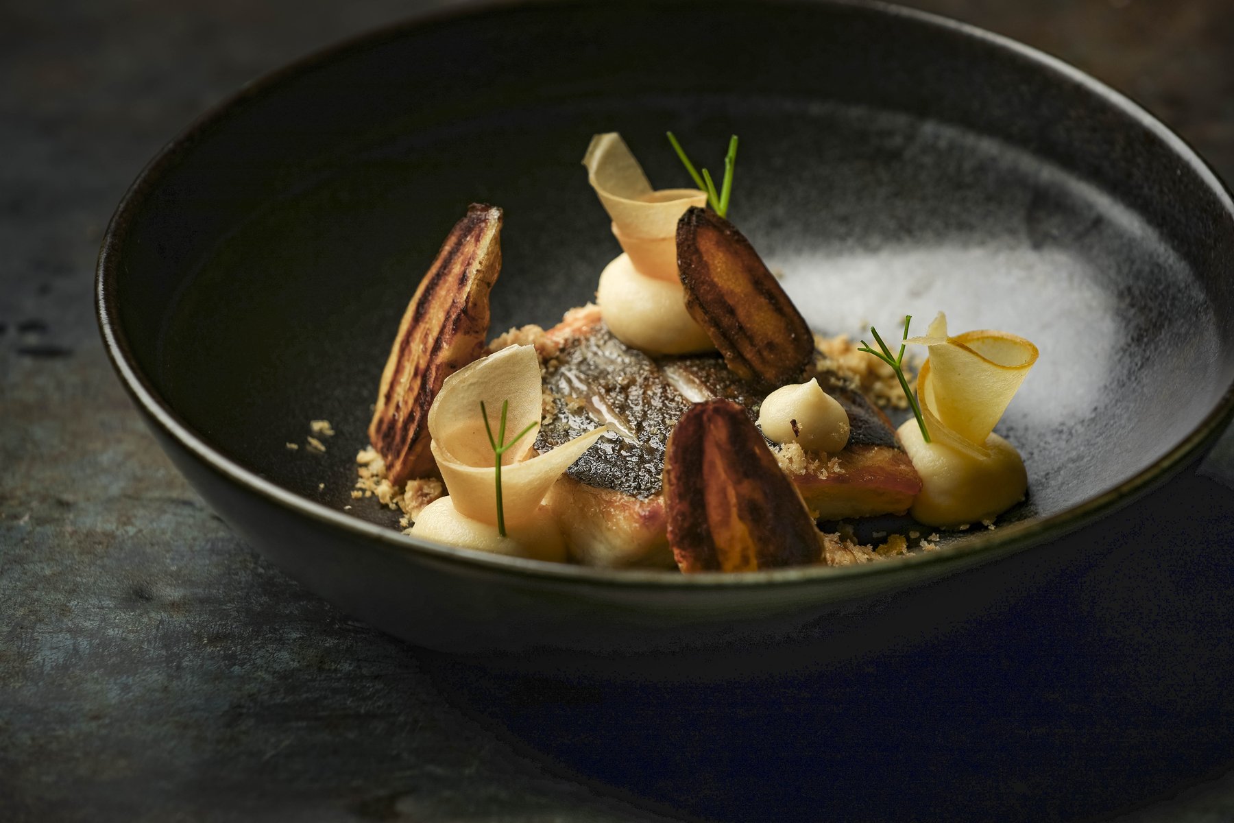 Gourmet-Kreation präzise angerichtet – hochwertige Foodfotografie für die Sterneküche.