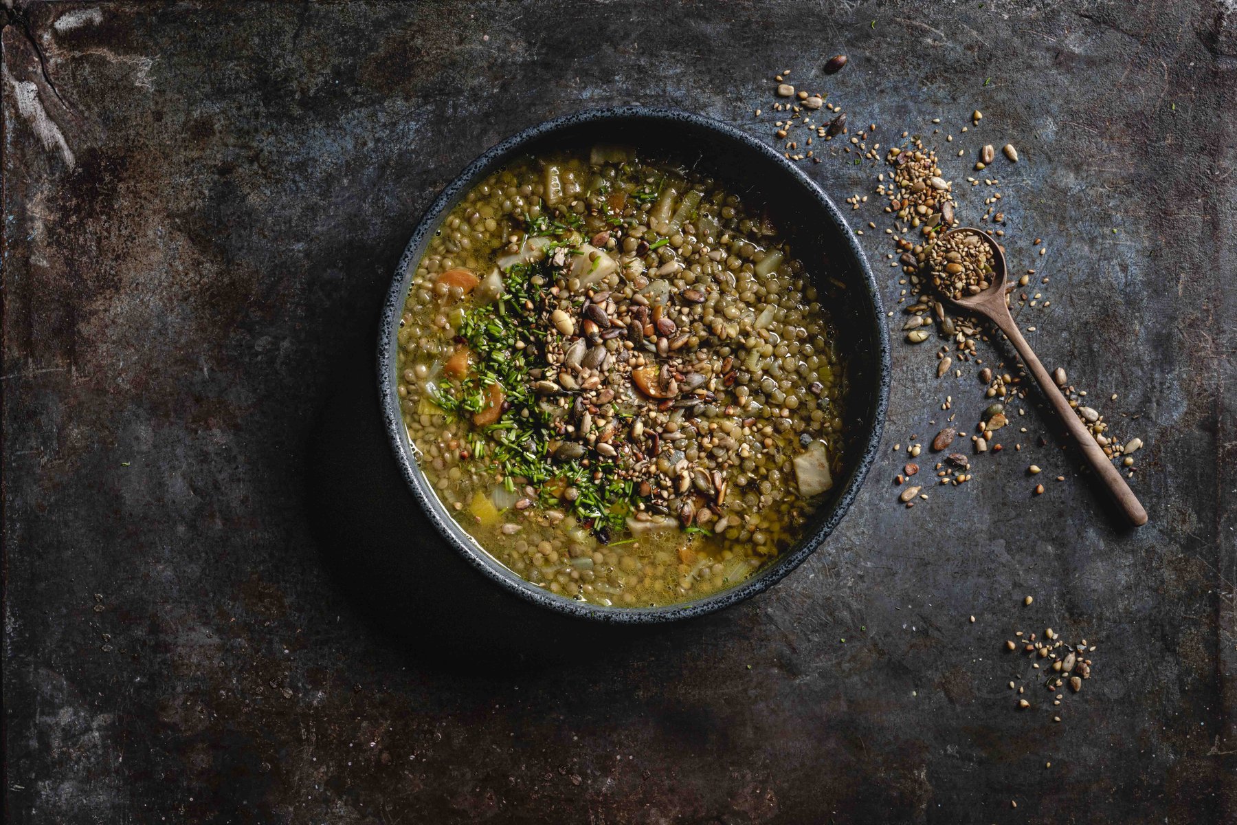 Herzhaftes Gericht rustikal inszeniert – Rustikale Food-Fotografie von Kitchenkiss – haptische Untergründe, Altholz-Ästhetik, perfectly unperfect.