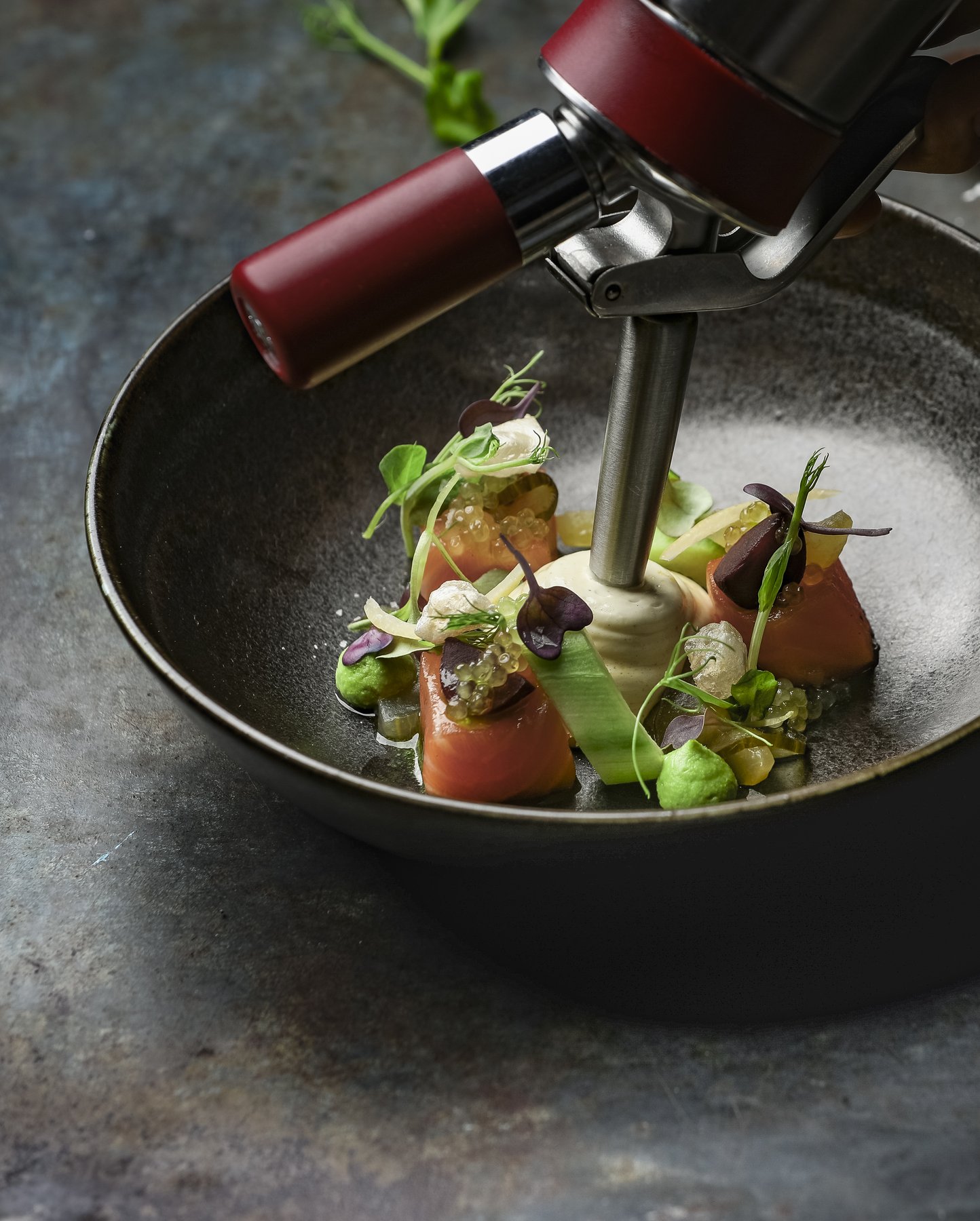 Flambieren mit offener Flamme – dynamische Foodfotografie, handwerkliche Perfektion und Show-Effekt.
