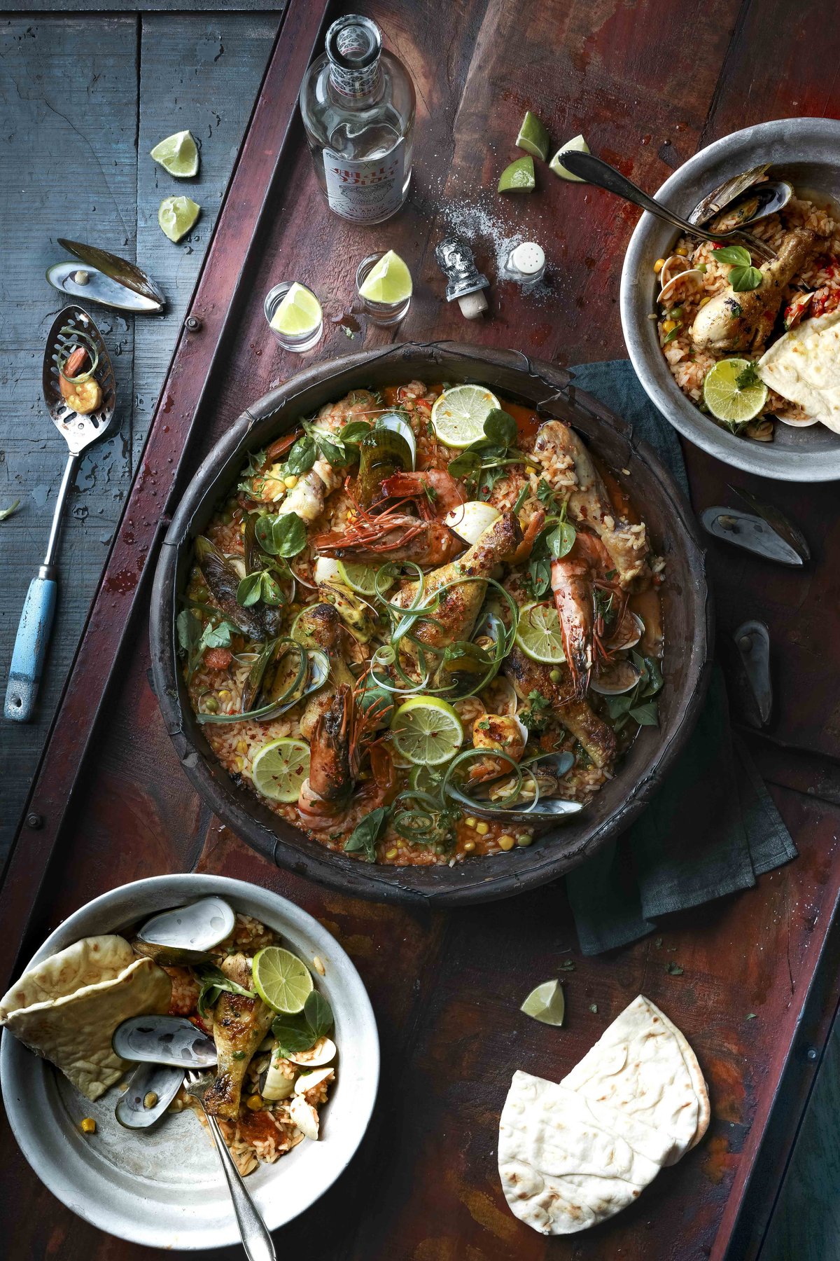 Rustikales Gericht mit natürlichem Styling – Rustikale Food-Fotografie von Kitchenkiss – haptische Untergründe, Altholz-Ästhetik, perfectly unperfect.