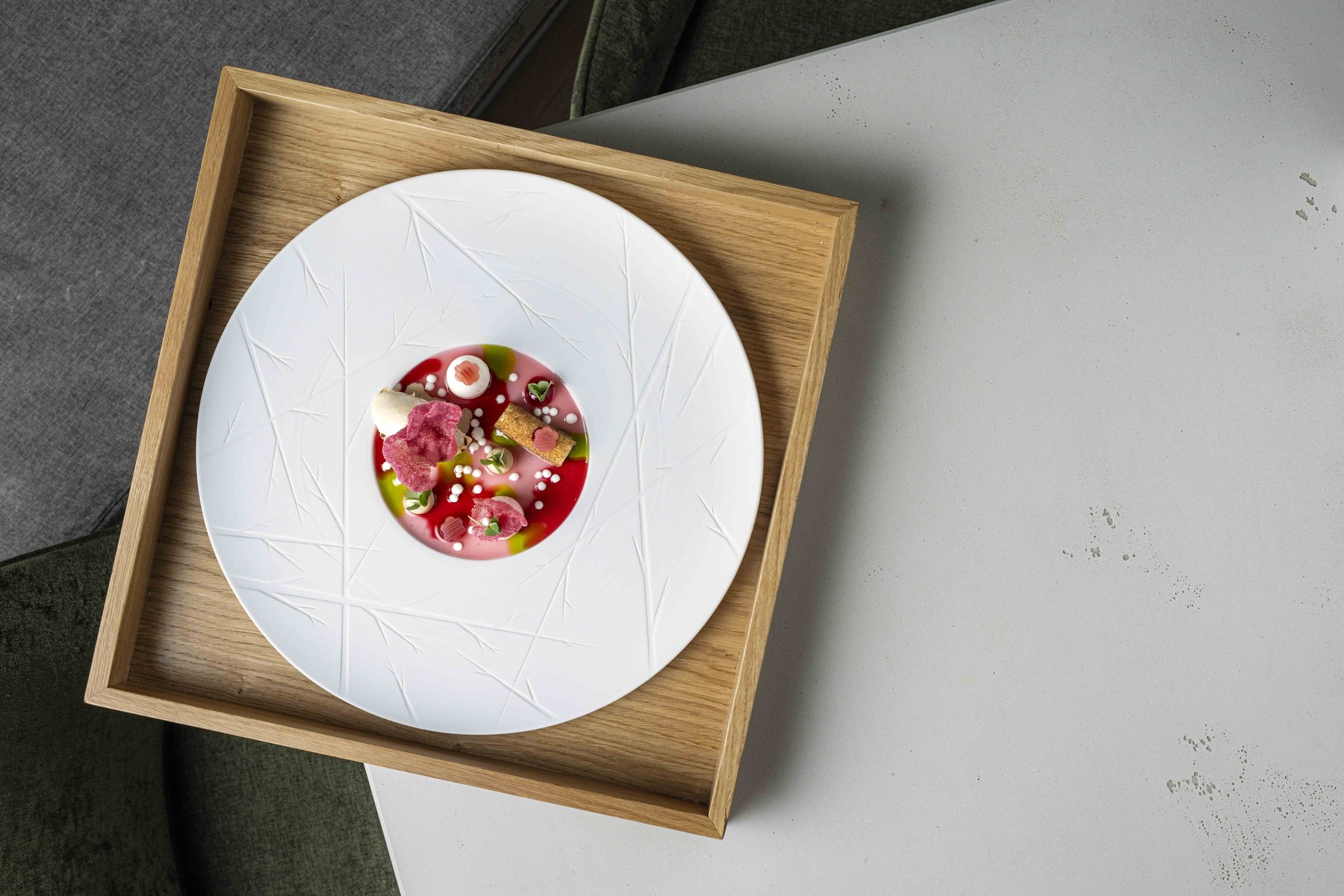 Symmetrisch angerichtetes Gourmet-Gericht im Holzrahmen – grafische Foodfotografie, Design und Proportion.