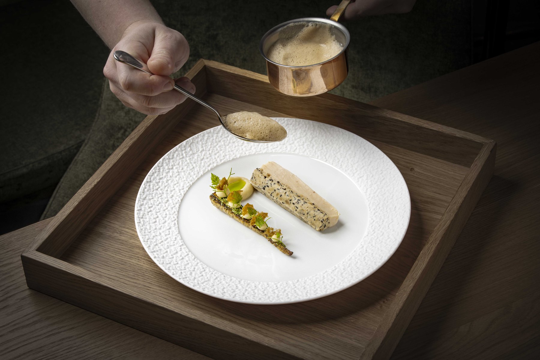 Gourmet-Kreation präzise angerichtet – High-End Foodfotografie für exklusive Restaurants.
