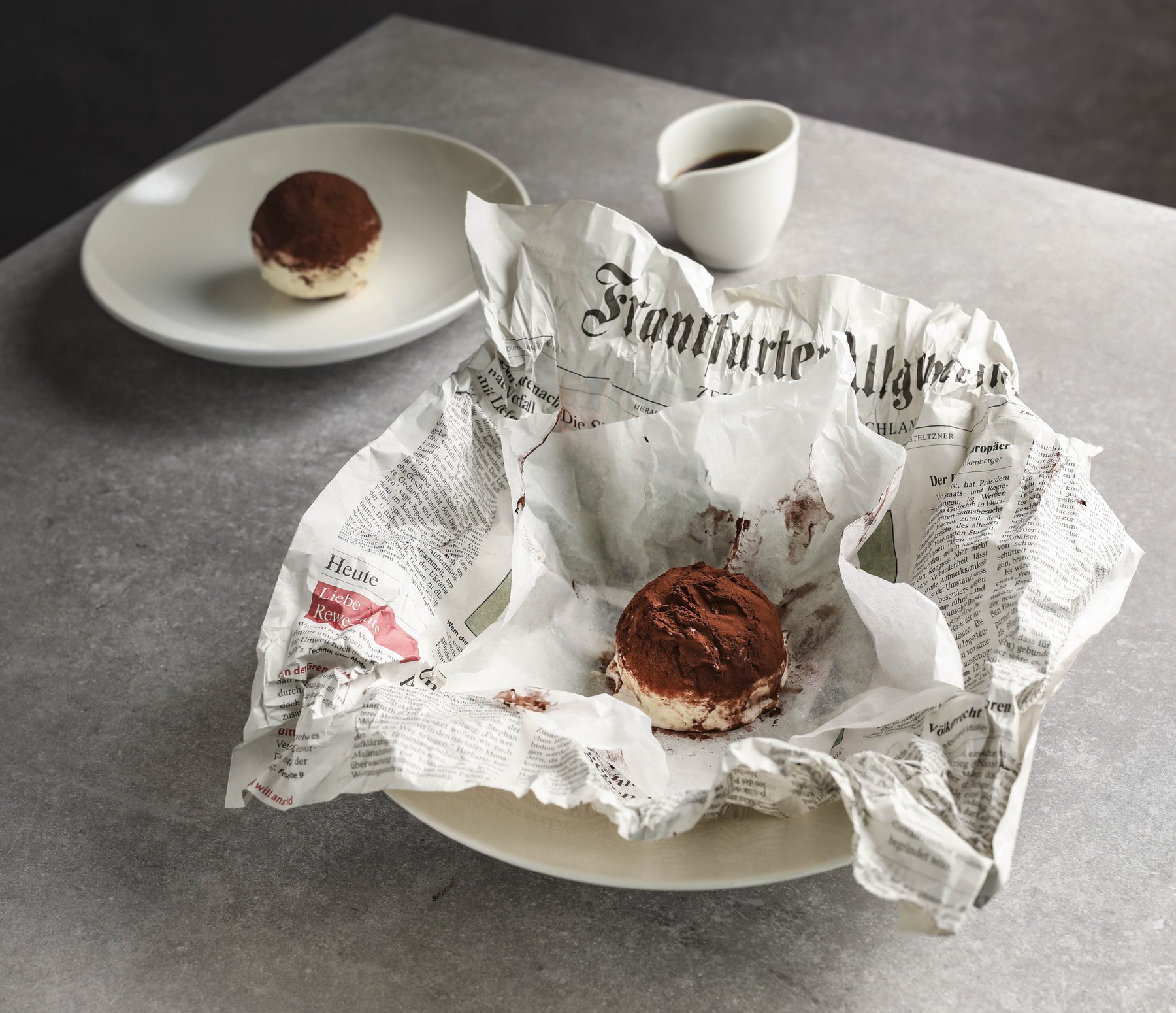Dessert in Zeitungspapier-Optik für Rocco Forte Hotels – kreative Foodfotografie