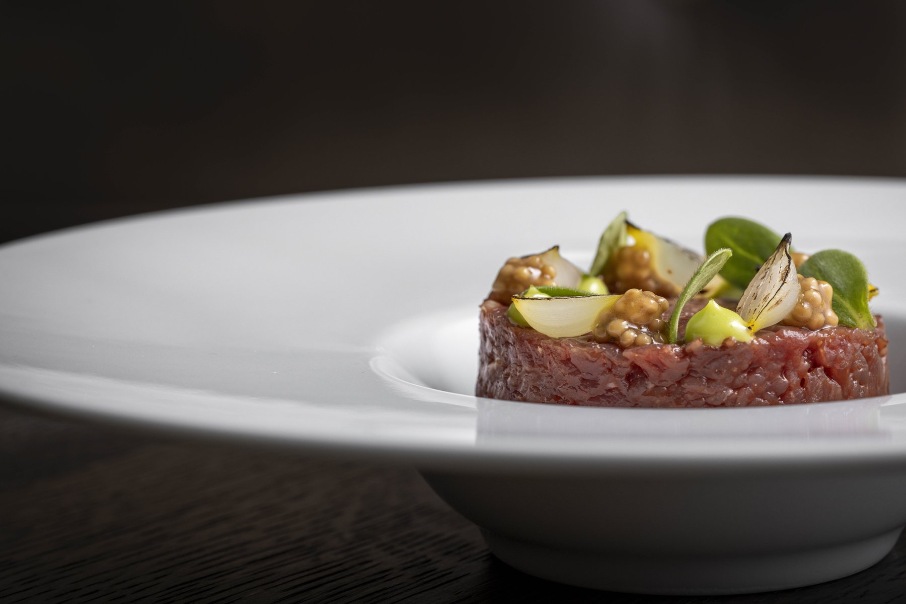 Elegant angerichteter Gourmet-Teller – ästhetische Foodfotografie.