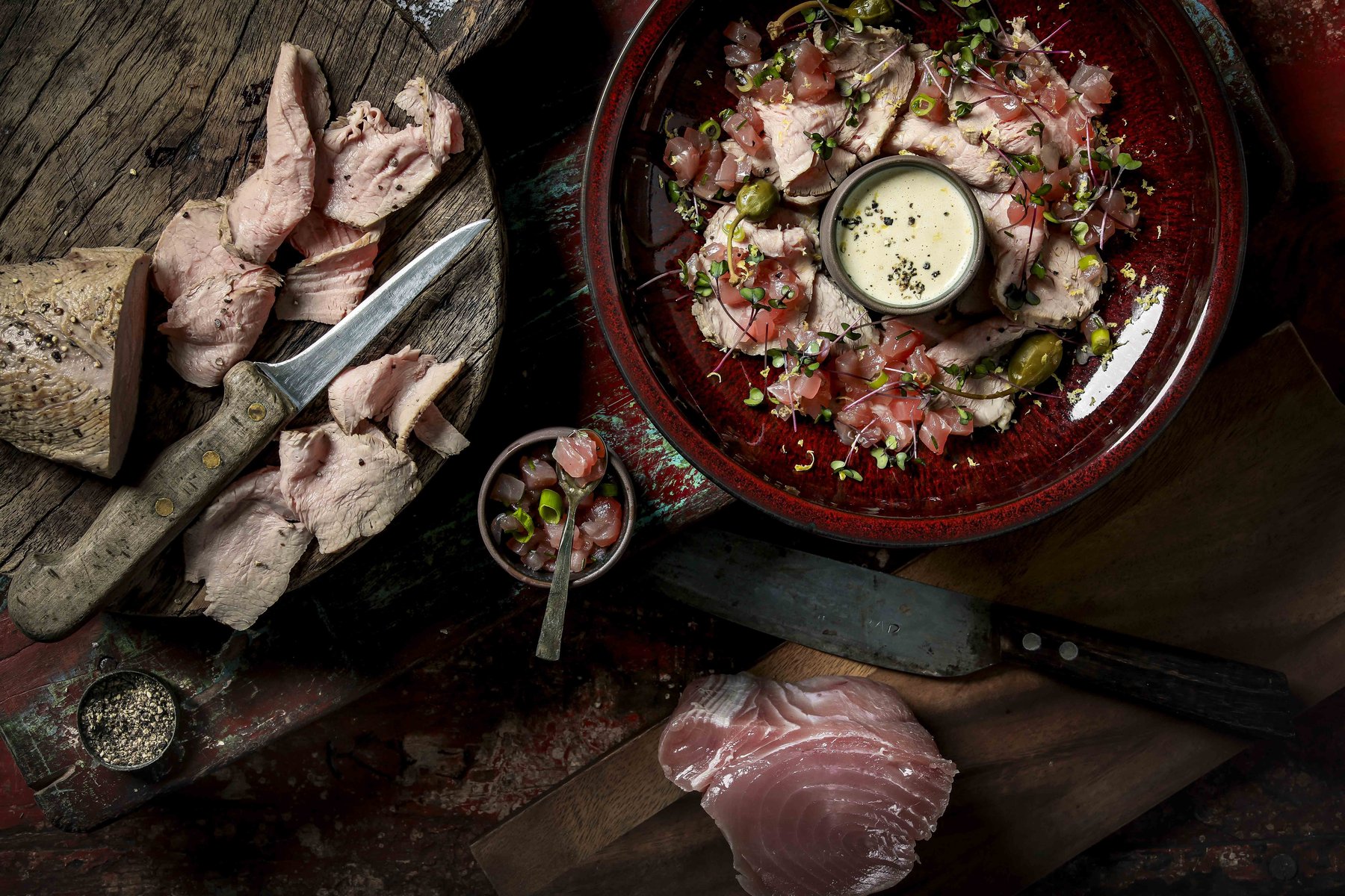 Ganze Lachsseite rustikal fotografiert – Food-Fotografie für Fisch-Spezialitäten, Produktqualität und Handwerk.