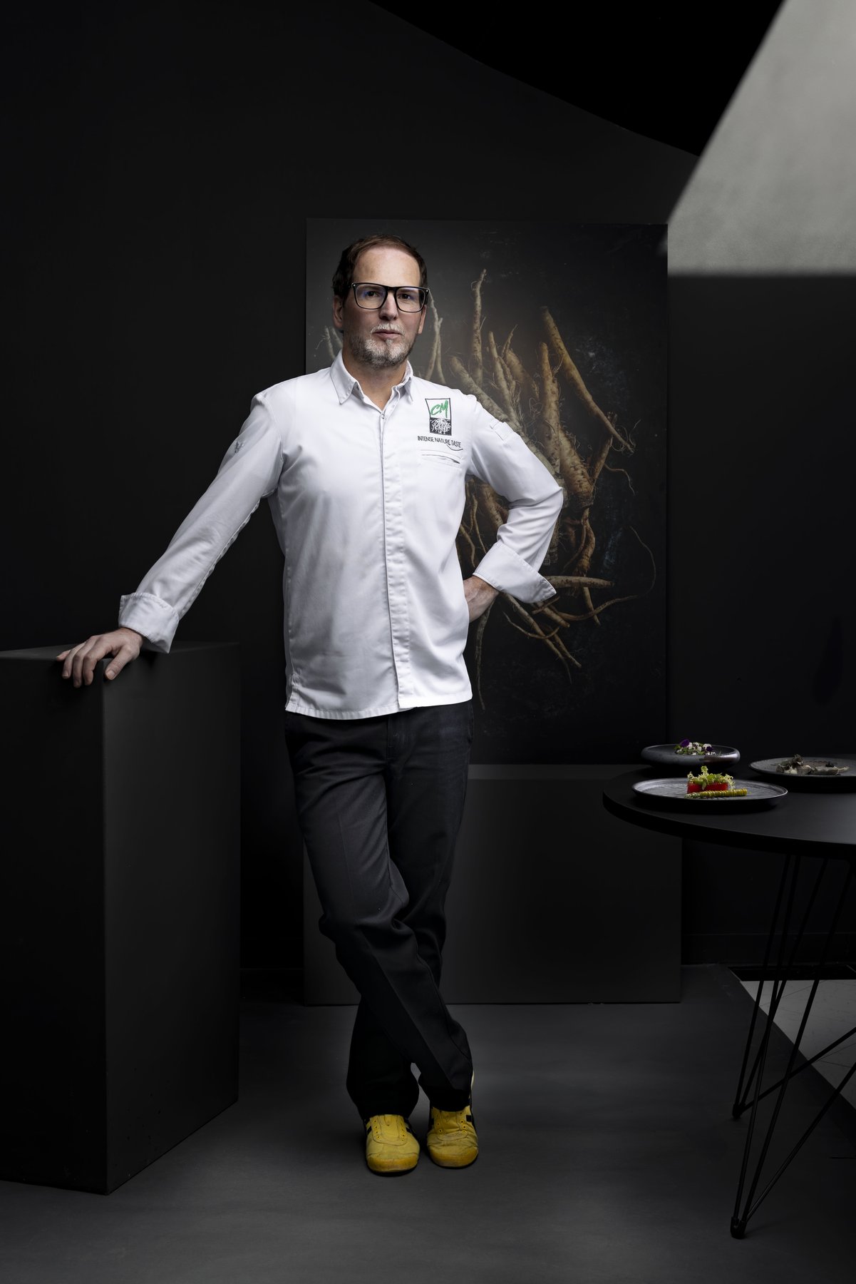 Charaktervolles Mitarbeiter-Porträt aus der Gastronomie – Authentisches People-Porträt für Gastronomie und Marken von Kitchenkiss – Persönlichkeit, Handwerk, Employer Branding.