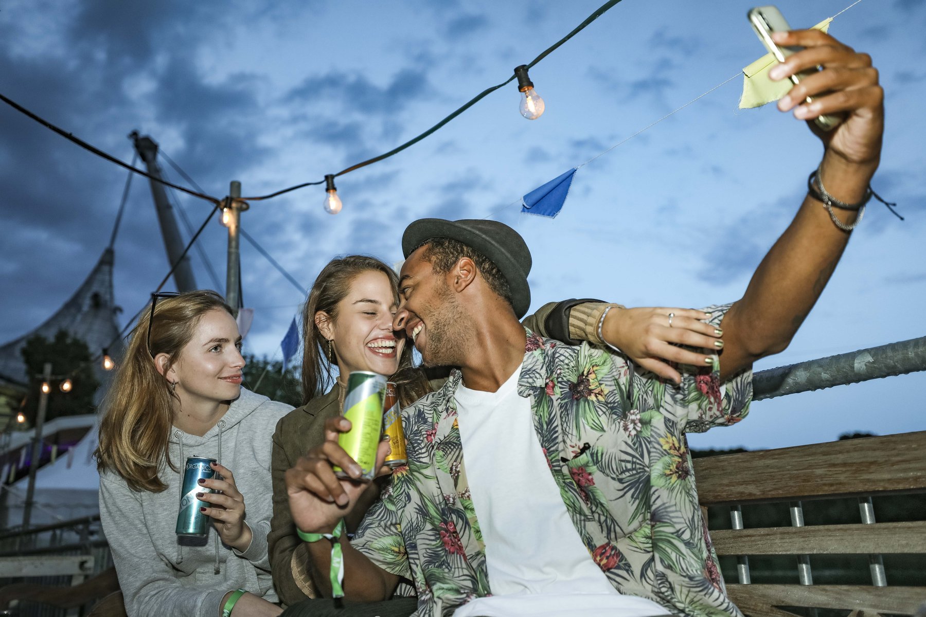 Gruppe junger Leute mit Red Bull Dosen – urbaner Lifestyle-Content