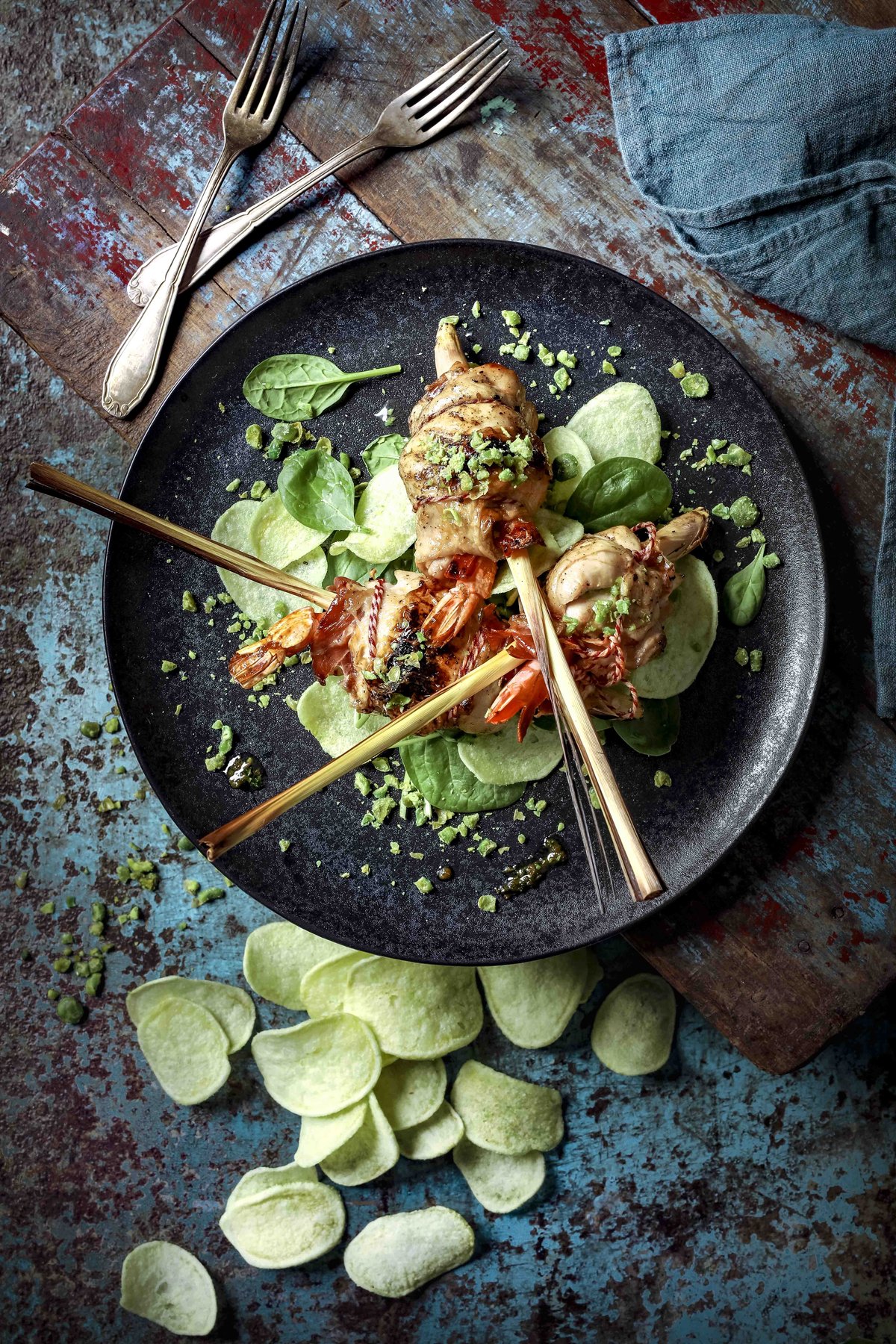 Kreative Werbefotografie für Gastronomie: Streetfood-Inszenierung auf einem Skateboard – urbaner Lifestyle und junge Food-Konzepte.