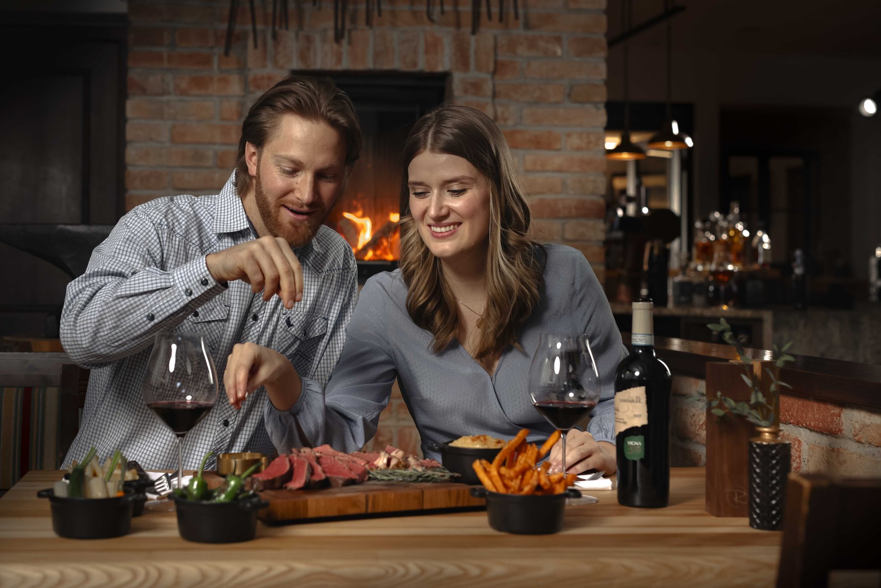 Lifestyle-Werbefotografie für Restaurants: stimmungsvolle Aufnahme von Gästen beim Dinner – emotionales Marketing-Material.