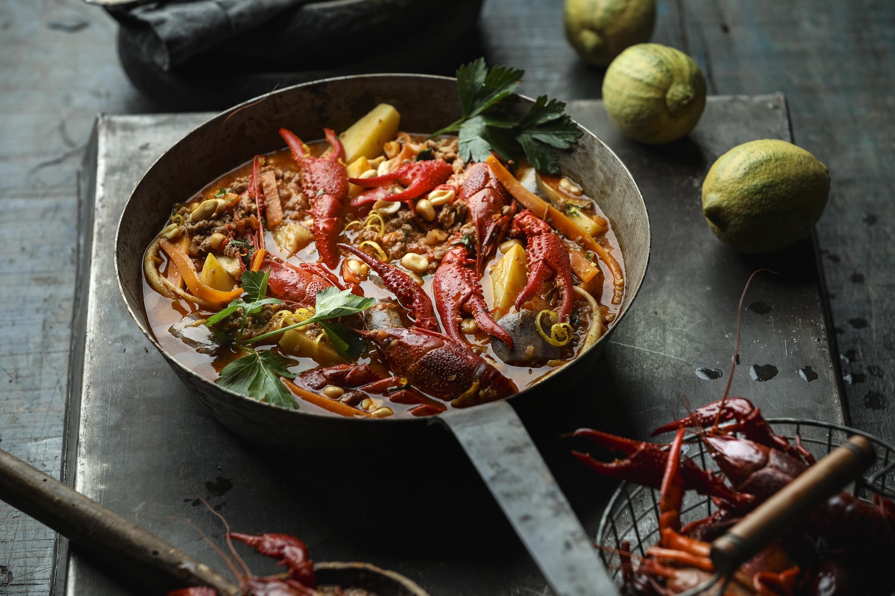 Food-Fotografie für Fisch-Spezialitäten: ganze Lachsseite in Vorbereitung – Produktqualität und rustikales Handwerk.