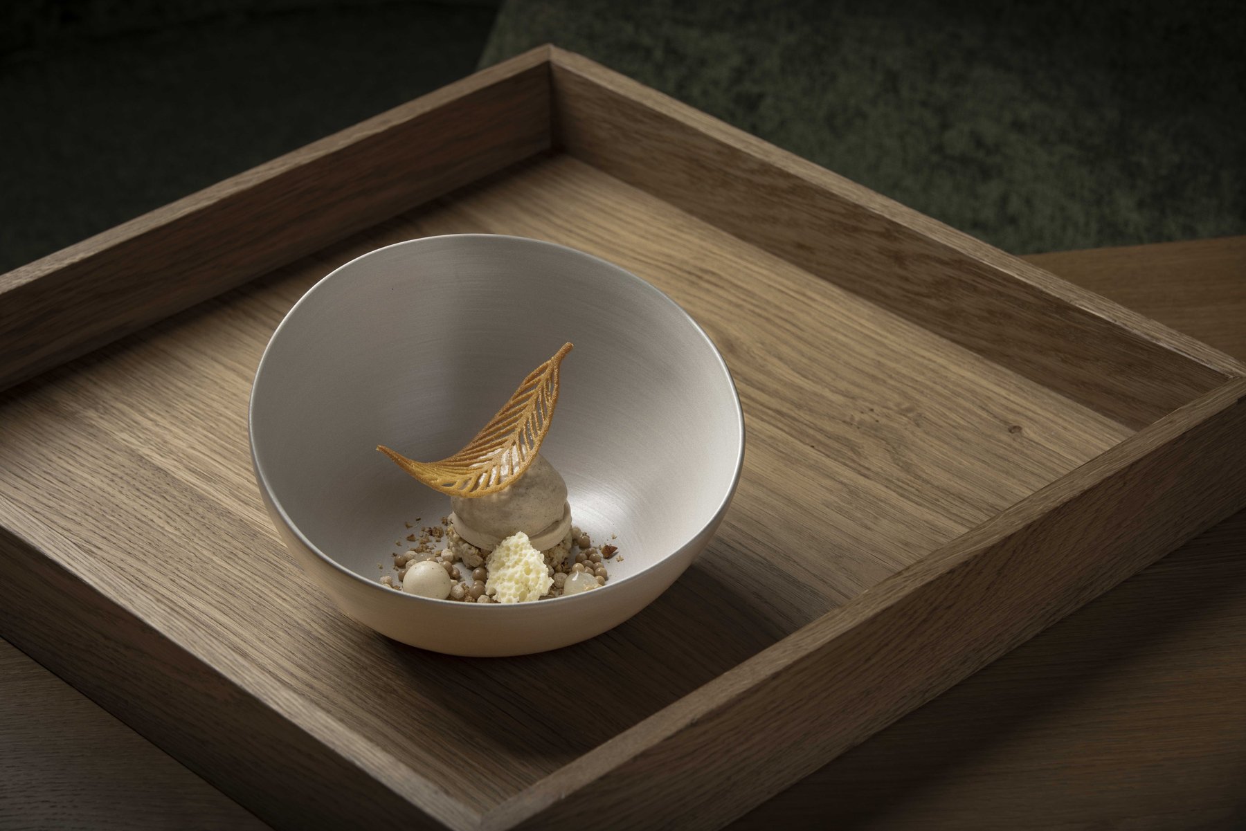 Dessert minimalistisch in einem Holz-Display – Fine-Dining-Foodfotografie, modernes Design und Symmetrie.