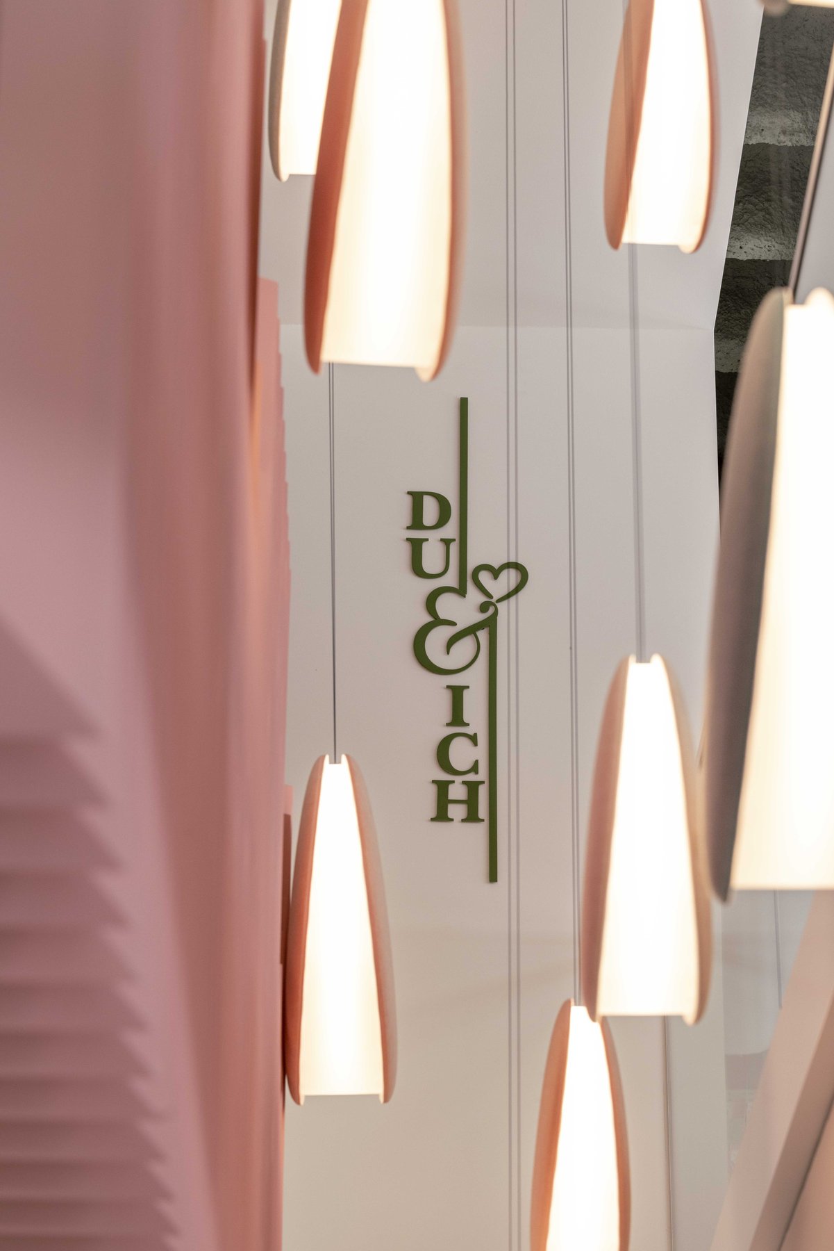 Stimmungsvoller Gastraum inszeniert – Stimmungsvolle Interieur- und Hospitality-Fotografie von Kitchenkiss – Atmosphäre, Licht und Design für Hotels und Gastronomie.