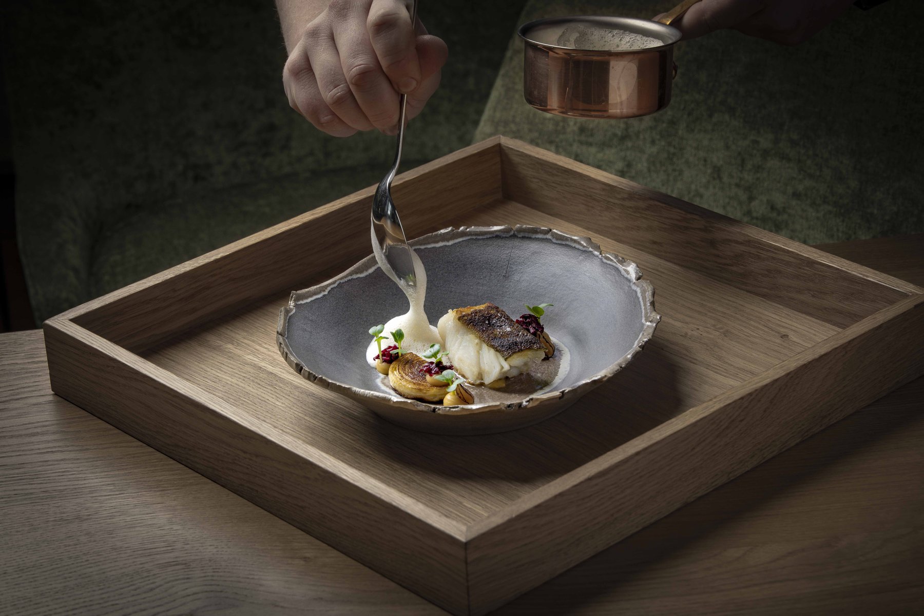 Fein komponierter Fine-Dining-Teller – professionelle Foodfotografie.