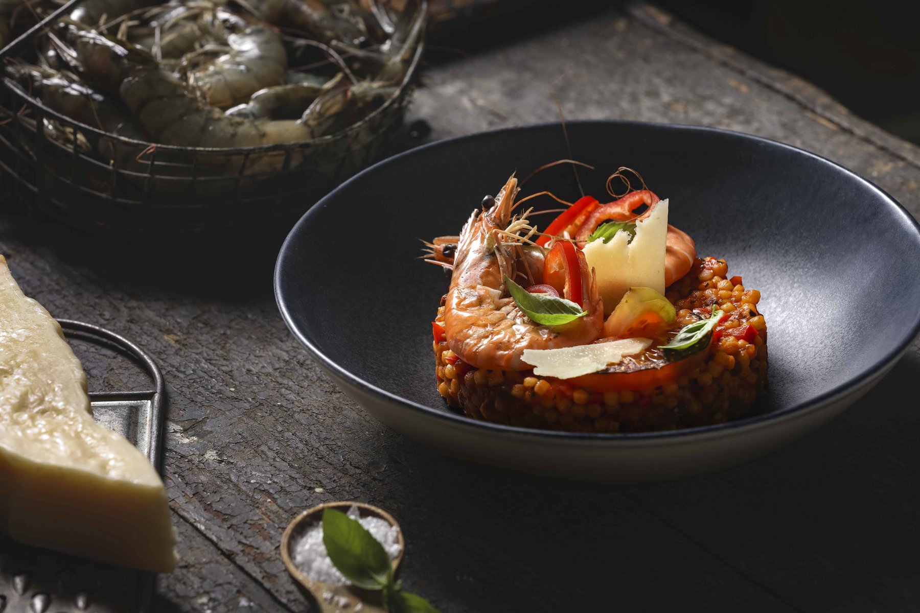 Bodenständiges Gericht appetitlich in Szene gesetzt – Rustikale Food-Fotografie von Kitchenkiss – haptische Untergründe, Altholz-Ästhetik, perfectly unperfect.