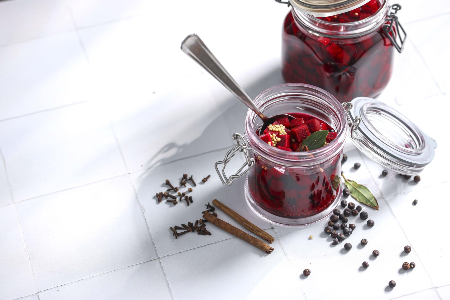 Food-Fotografie für Kochbücher: Einmachen und Fermentieren in heller, moderner Optik.