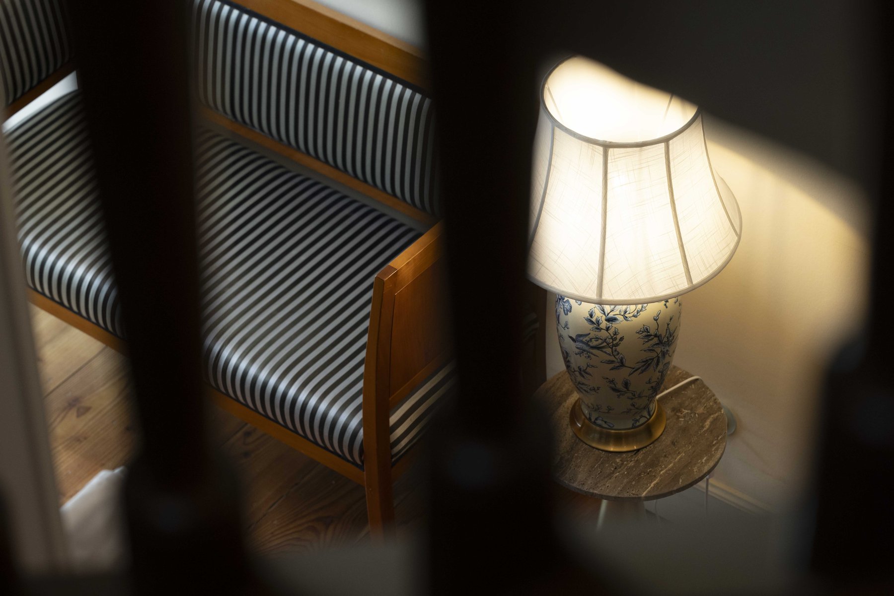 Atmosphärischer Innenraum stimmungsvoll fotografiert – Stimmungsvolle Interieur- und Hospitality-Fotografie von Kitchenkiss – Atmosphäre, Licht und Design für Hotels und Gastronomie.