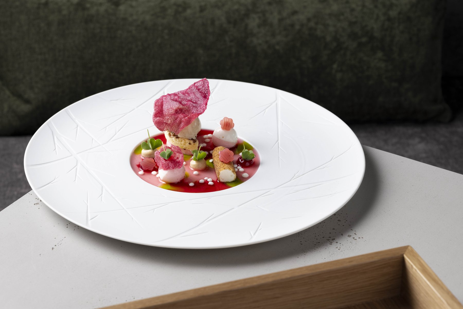 Kunstvoll angerichtetes Gericht der gehobenen Küche – High-End Foodfotografie von Kitchenkiss.
