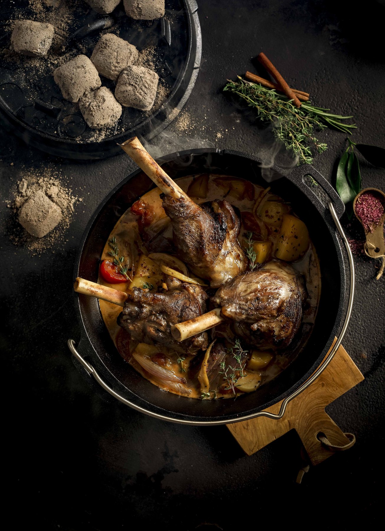 Rustikale Speise stimmungsvoll in Szene gesetzt – Rustikale Food-Fotografie von Kitchenkiss – haptische Untergründe, Altholz-Ästhetik, perfectly unperfect.